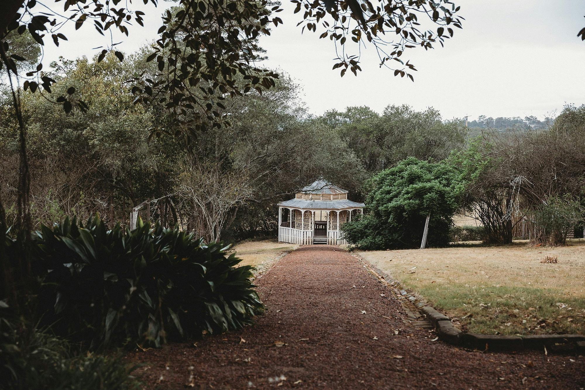 ガゼボに続く屋外の小道