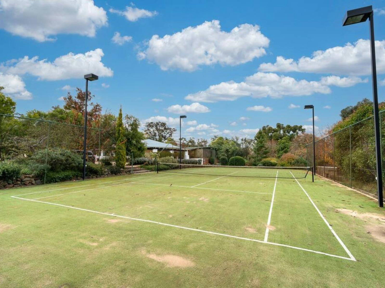 밤에도 플레이할 수 있는 조명이 있는 테니스장