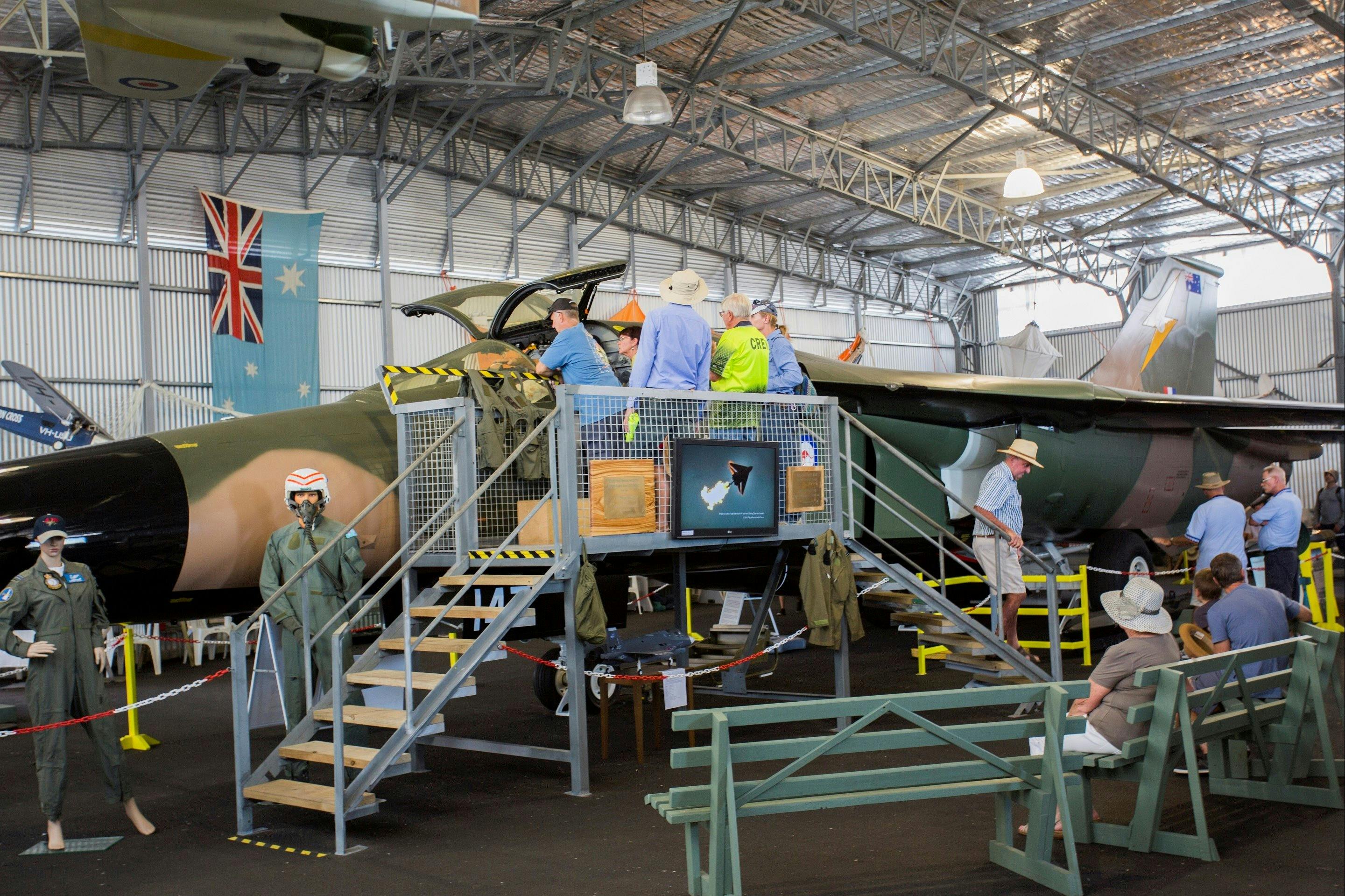 조종석에 앉아 F-111