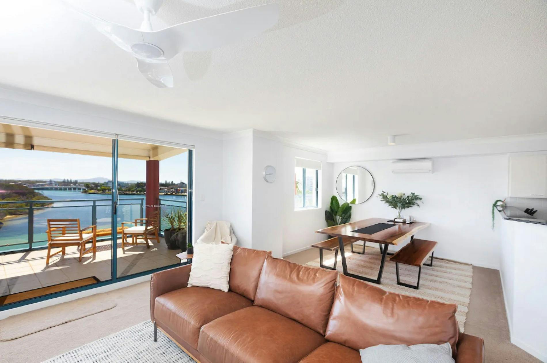 현대적인 해안 장식과 가구로 꾸며진 거실은 발코니로 이어집니다.