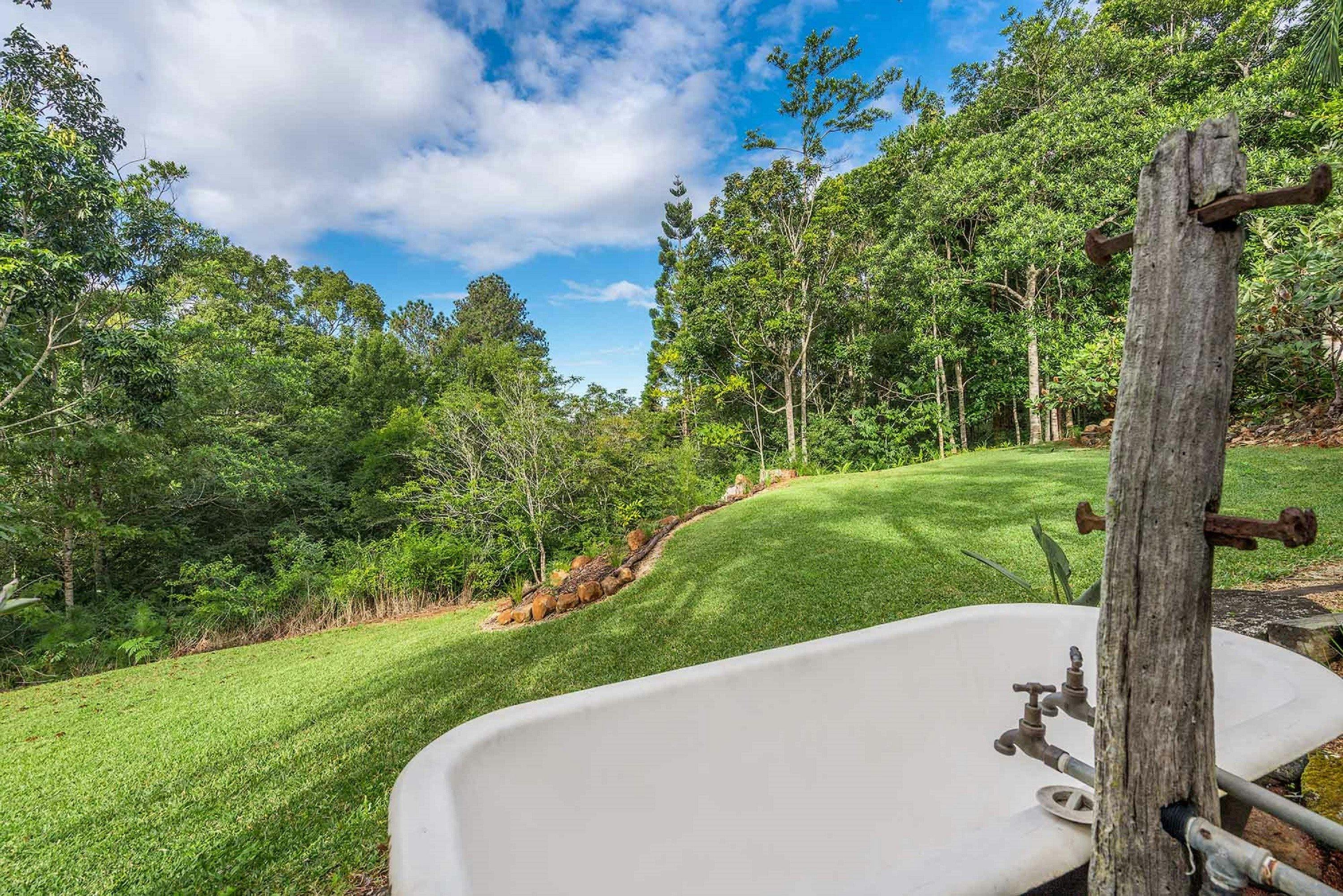 Twin Tallows - Byron Bay - Outdoor Bath and View