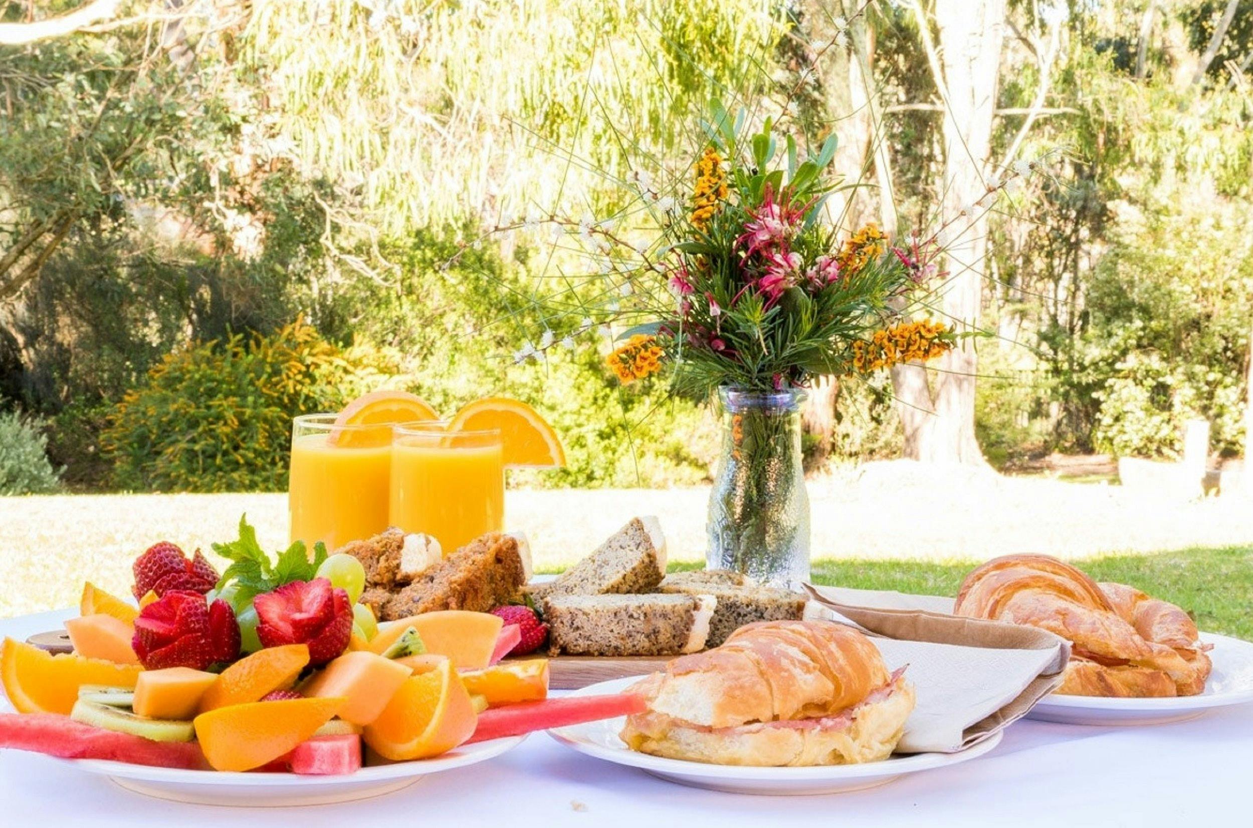 Cleland Wildlife Park - Breakfast with the Birds