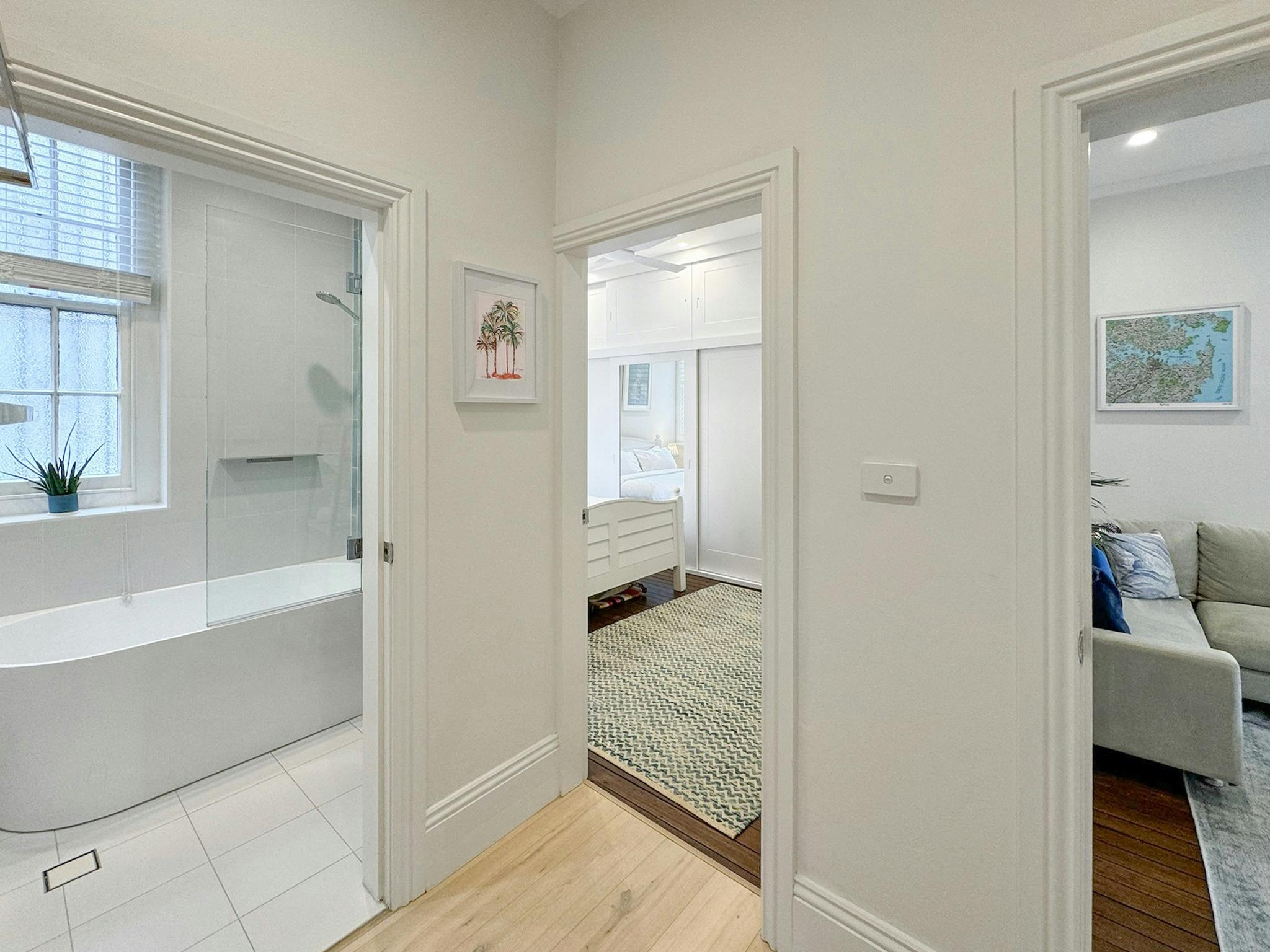 時尚的走廊通往臥室和客廳。