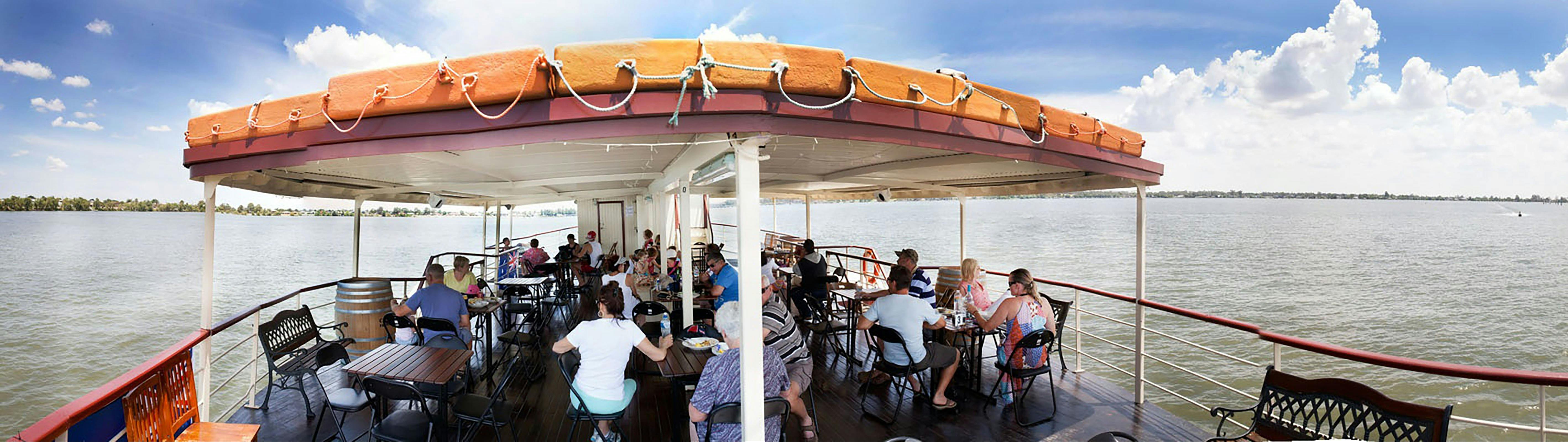 キャプテンズランチと90分のクルーズ