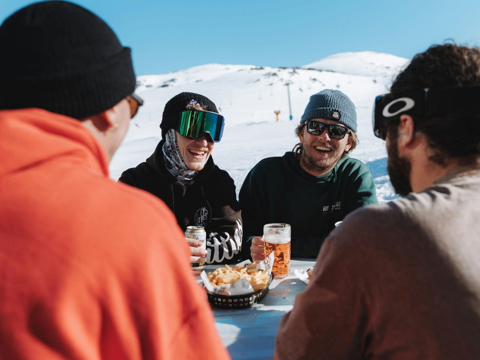 햇살 아래 앉아 웃고 즐기는 친구들