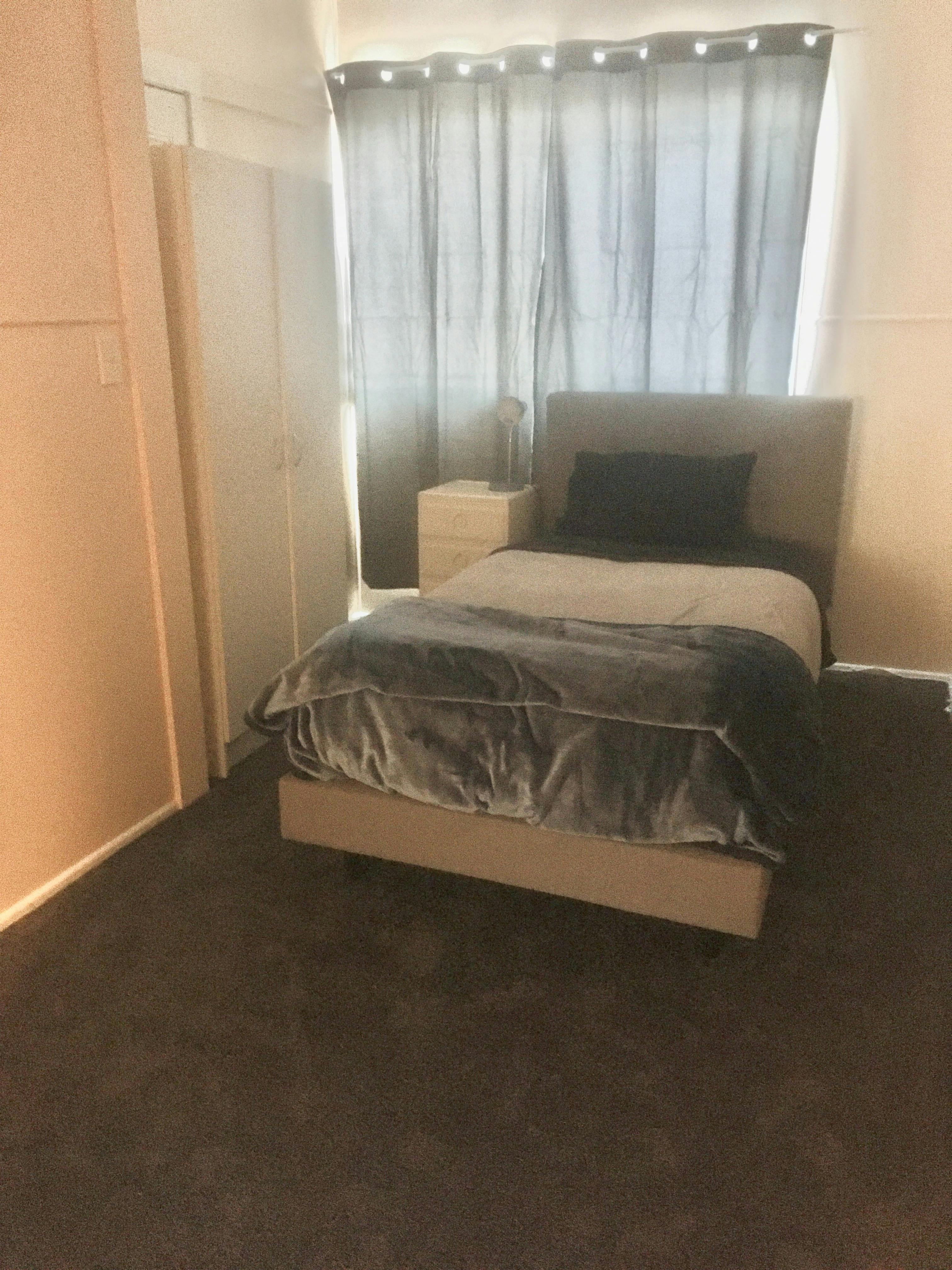 ベッドルーム 3 にはキングシングルベッドとワードローブが備わっています