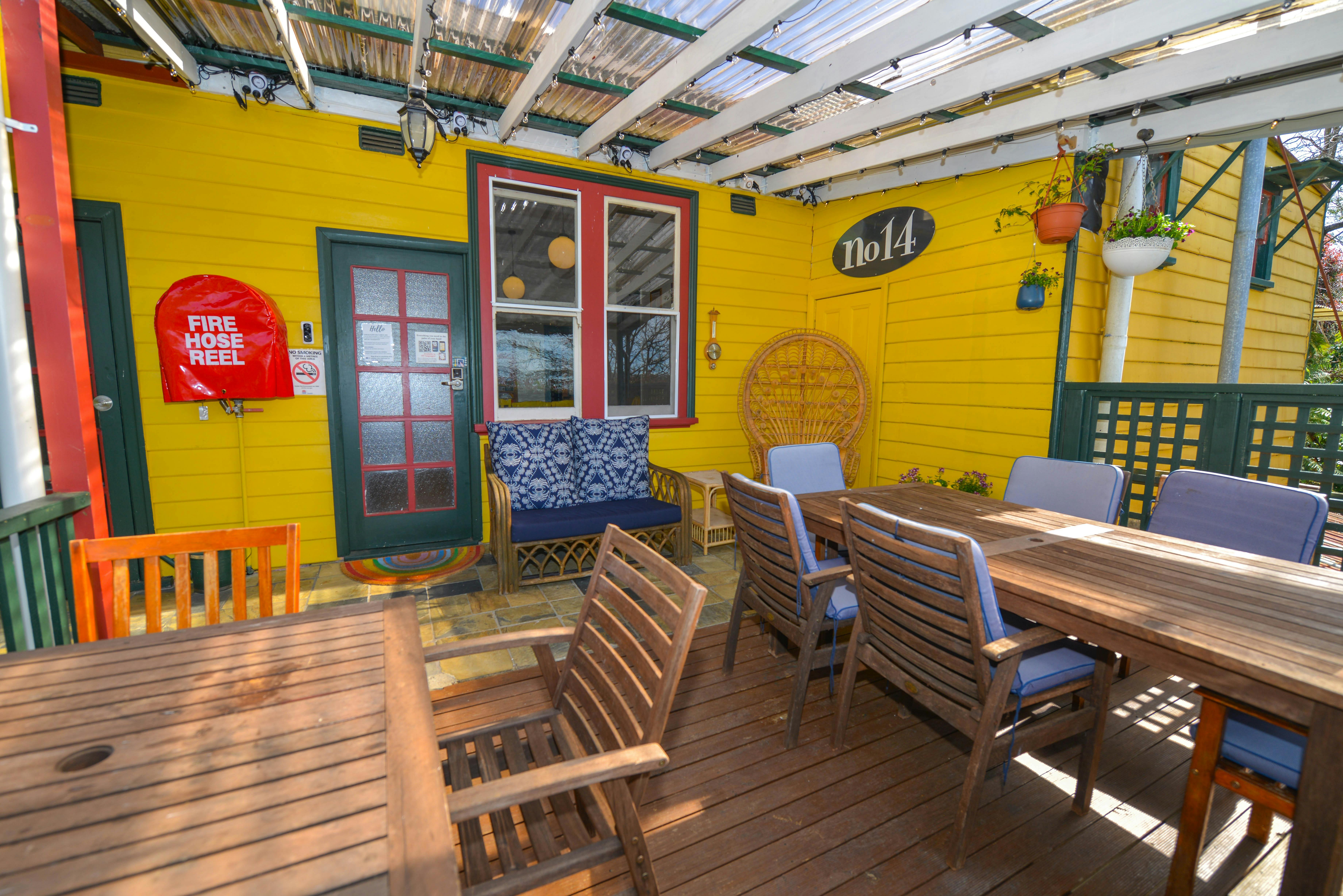 테이블과 의자가 있는 지붕이 있는 데크