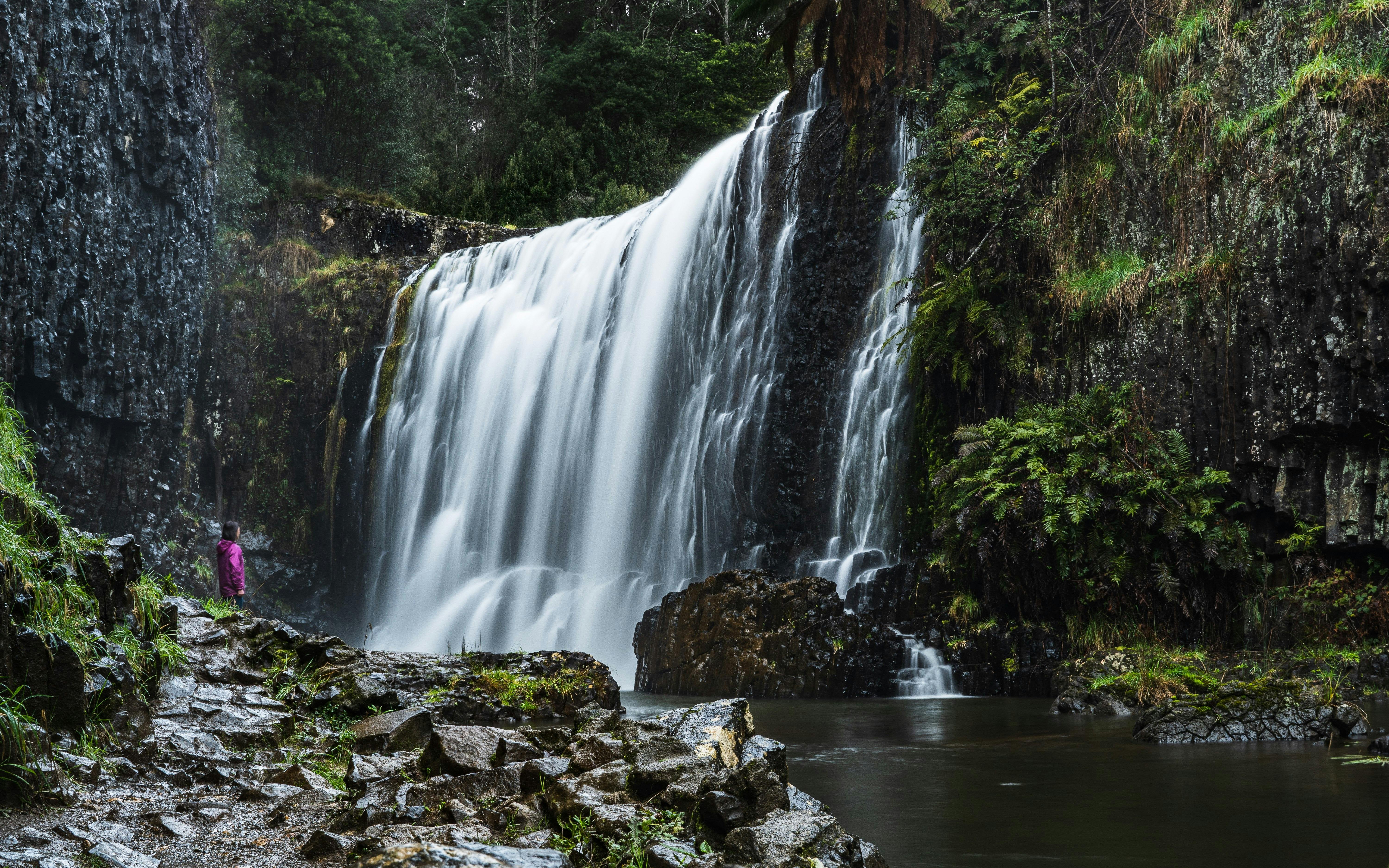 Wander along the 300 meeting river walk to the base of Guide Falls