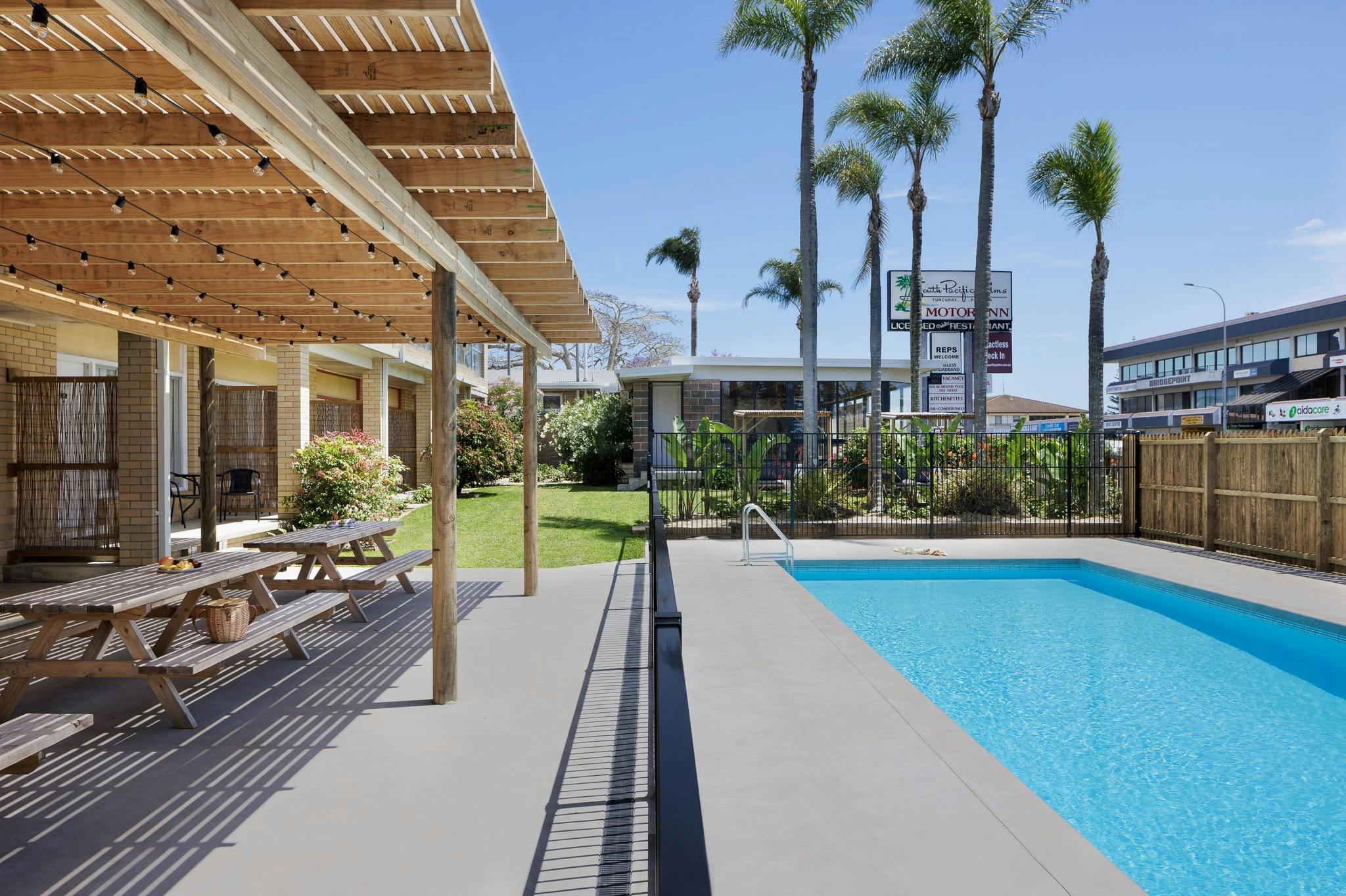 サウスパシフィックパームスモーテルのリフレッシュできる12メートルの海水プール