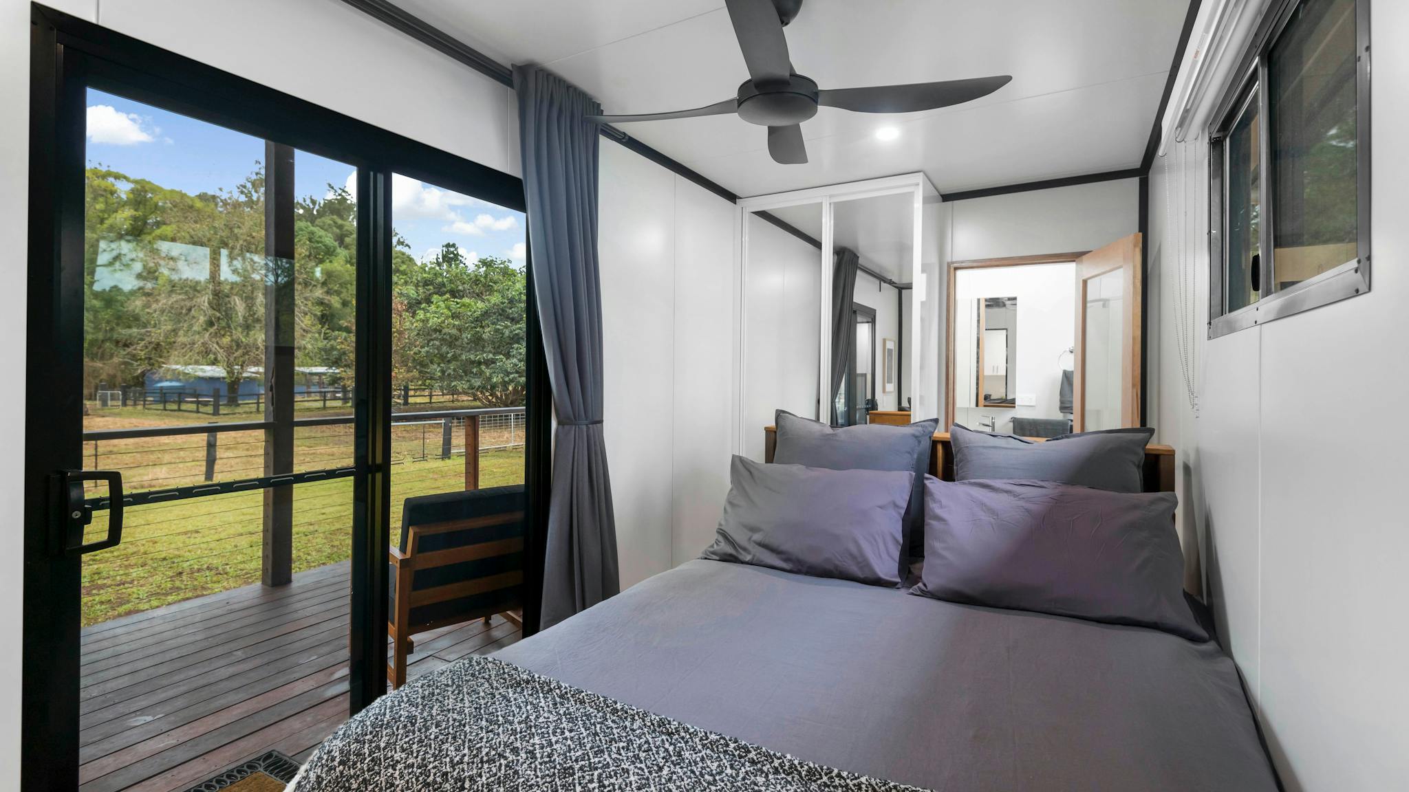 Large queen sized bed, with slate gray bamboo linen provided. Also block out blinds, ensuite in room