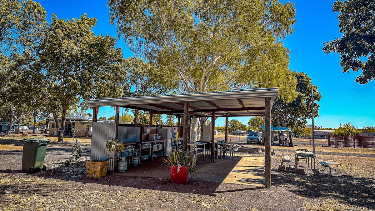 outback caravan park, outback queensland, spacious cabins, shady campground, camping,  caravan, stay