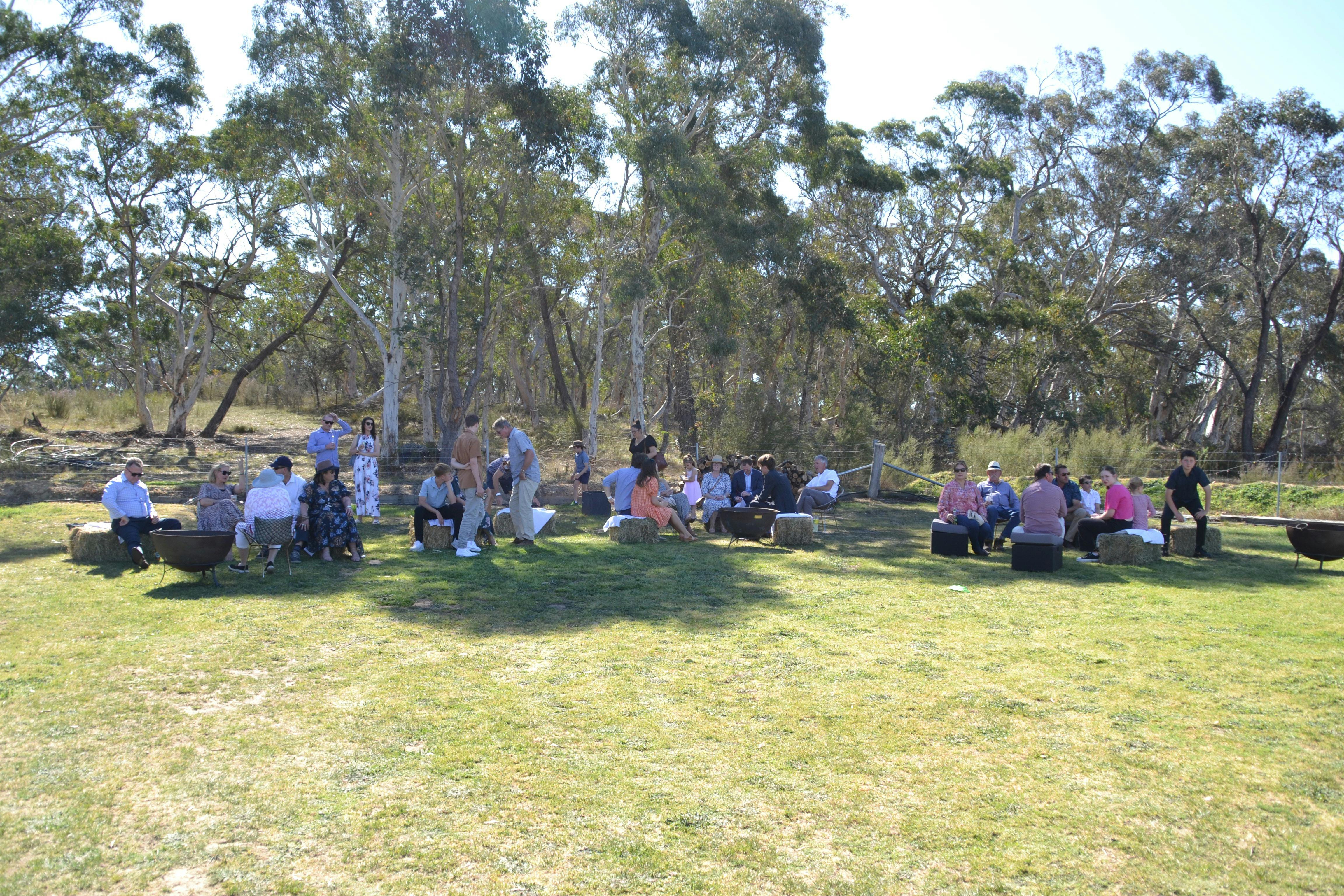 人が集まる屋外席