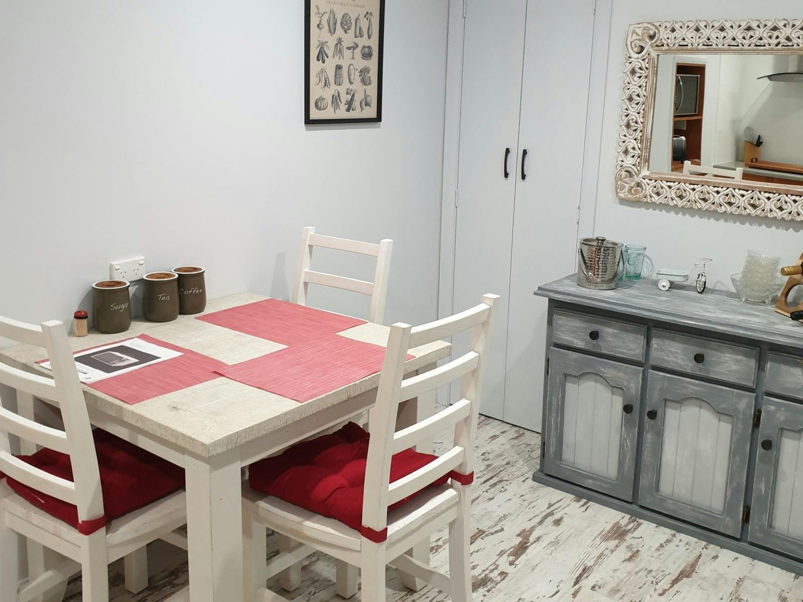 Behind the Hedge studio accommodation dining