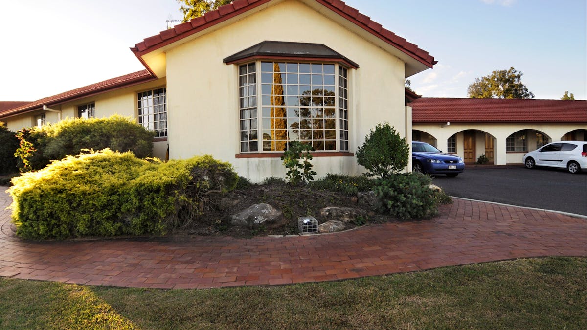 McNevins Warwick Motel and Gunyah Restaurant