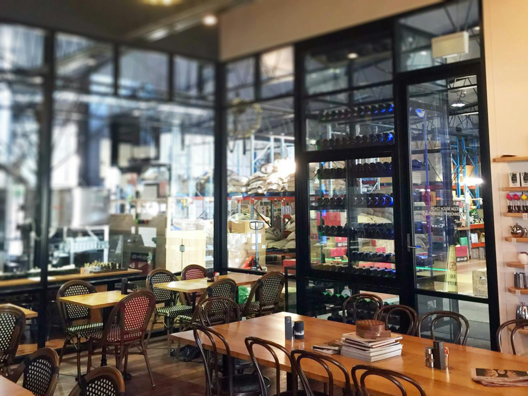 待っている間、ボテロコーヒーが焙煎されているのを見てください