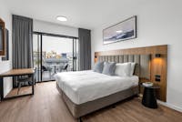 Deluxe Hotel Room with balcony and ensuite