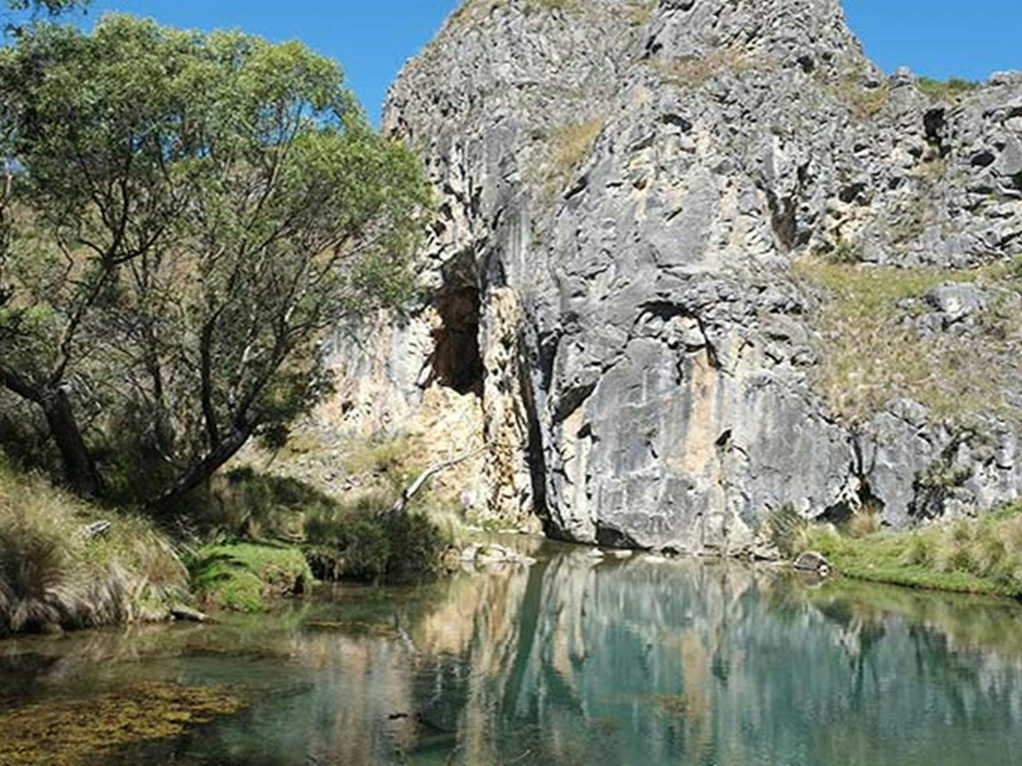 Blue Waterholes Bach und Höhle, Kosciuszko-Nationalpark. Foto: Elinor Sheargold/DPIE