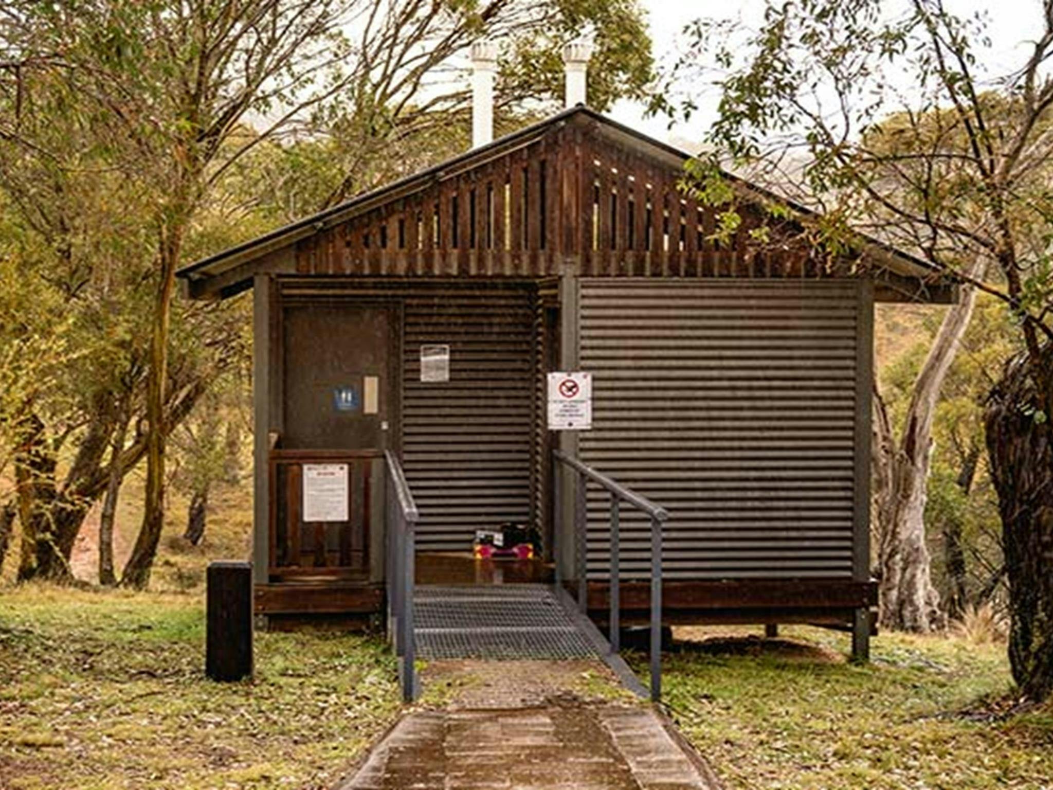 Außenansicht einer Toilette auf dem Campingplatz Blue Waterholes im High Plains-Gebiet des Kosciuszko-Nationalparks.