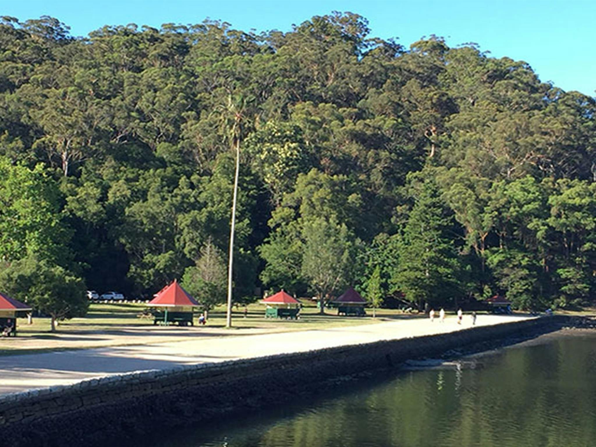 鲍宾角野餐区空间宽敞，是库灵盖蔡斯 (Ku-ring-gai Chase) 的热门钓鱼地点。