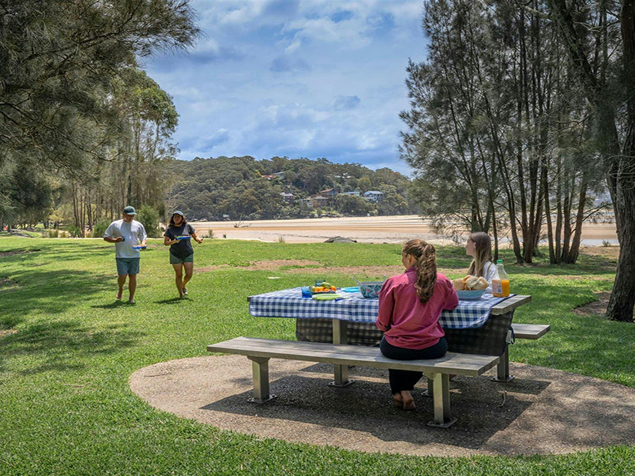 해변 옆 보니 베일 캠핑장의 피크닉 테이블에서 피크닉을 하는 사람들. 사진: 존