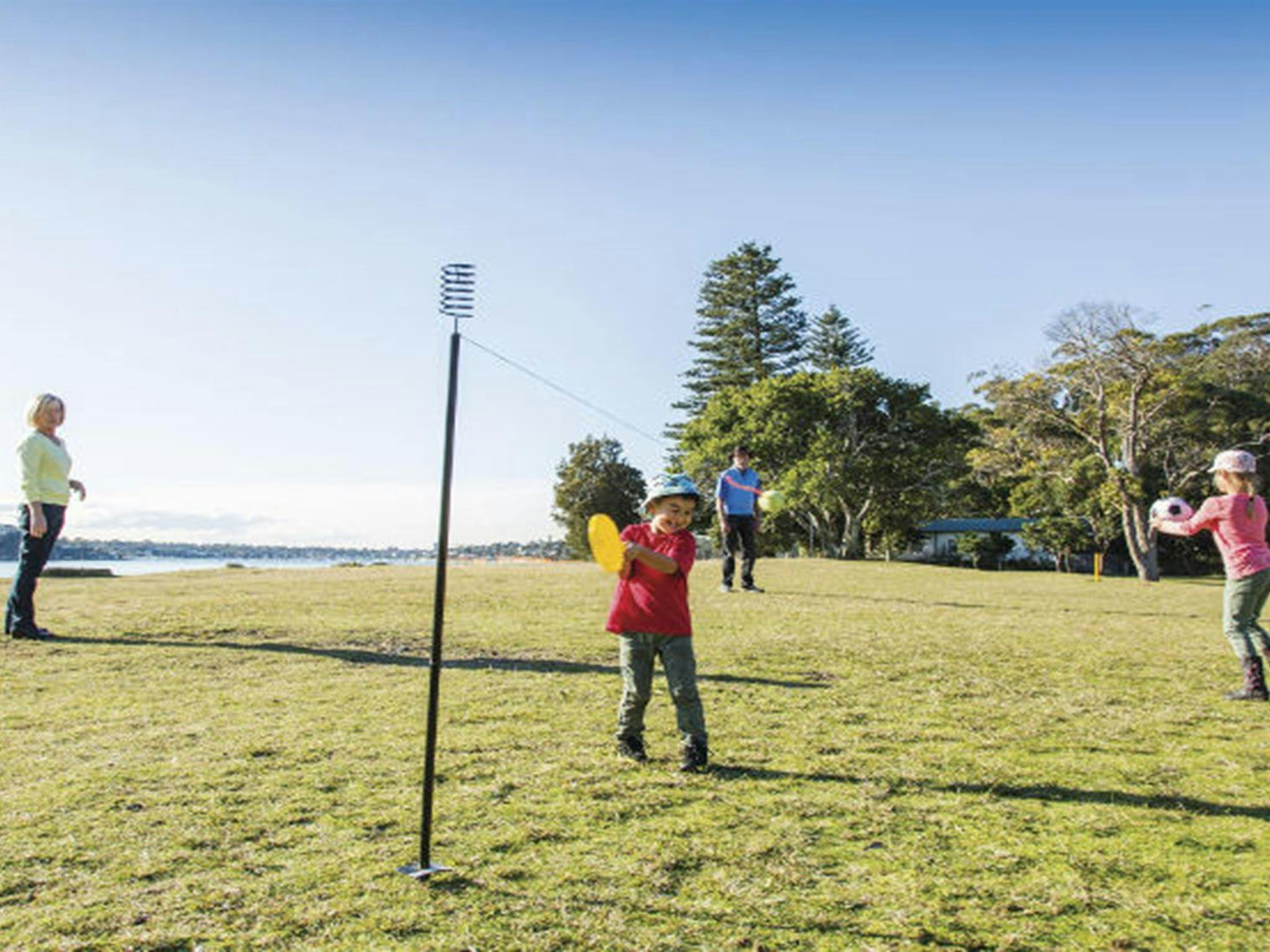 ロイヤル国立公園のボニー・ベール・ピクニックエリアの芝生でボール遊びをする家族。写真: