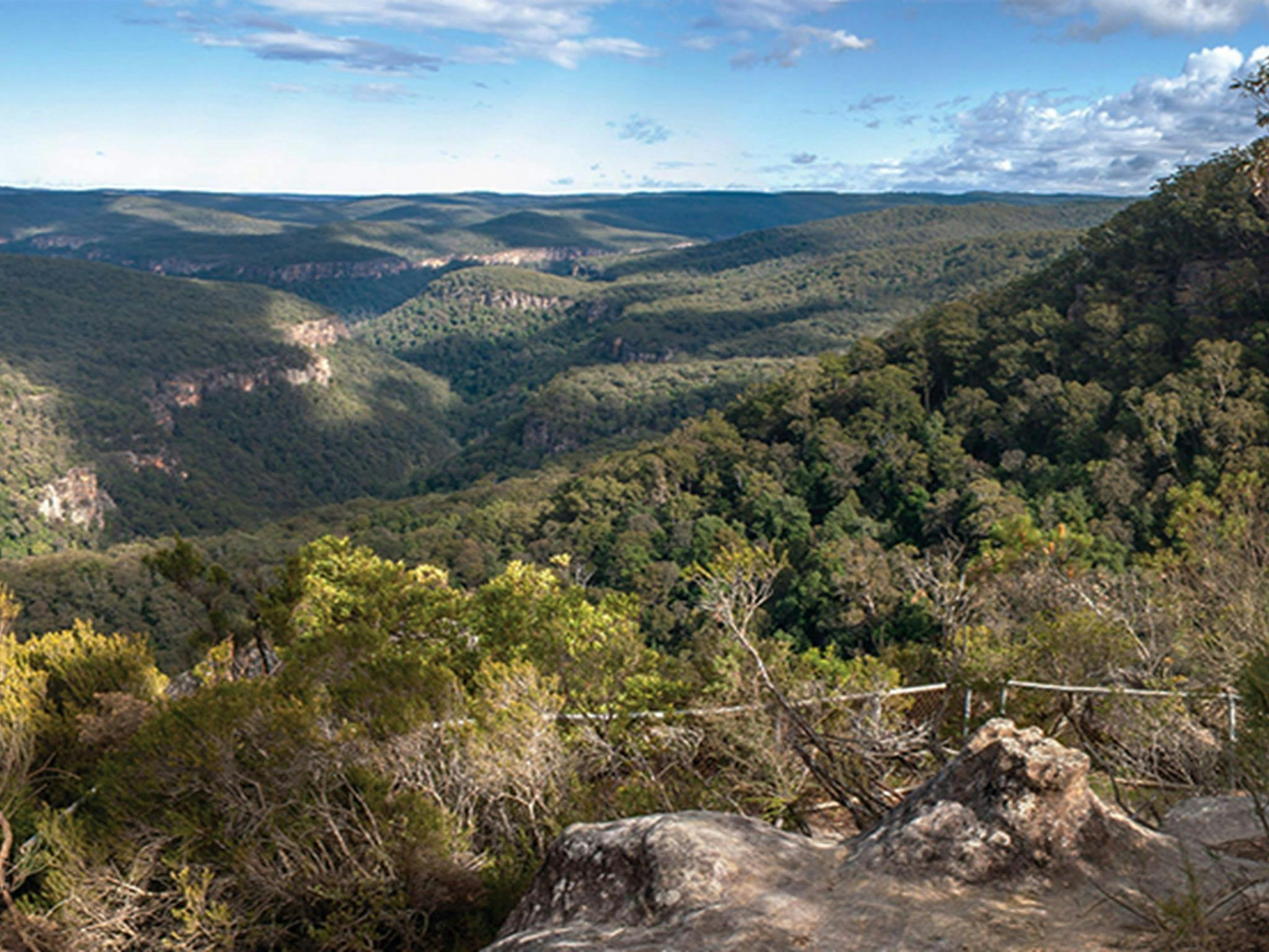 Blick vom Aussichtspunkt Bonnie View über den zerklüfteten Verlauf des Bundanoon Creek im Morton-Nationalpark.