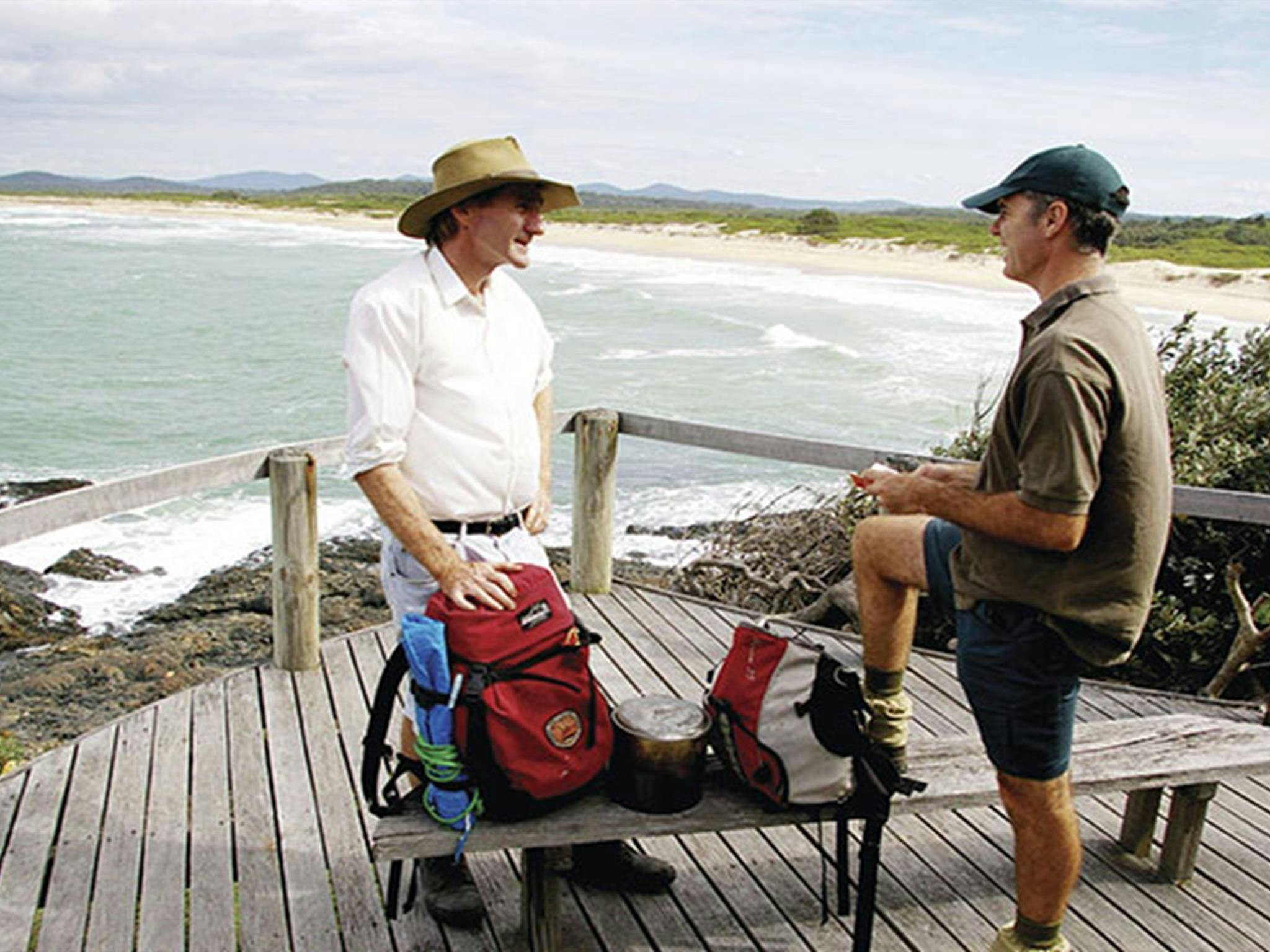 在尤拉伊吉爾國家公園布爾庫姆露營地附近的海岸步道上，健行者站在木製平台上。