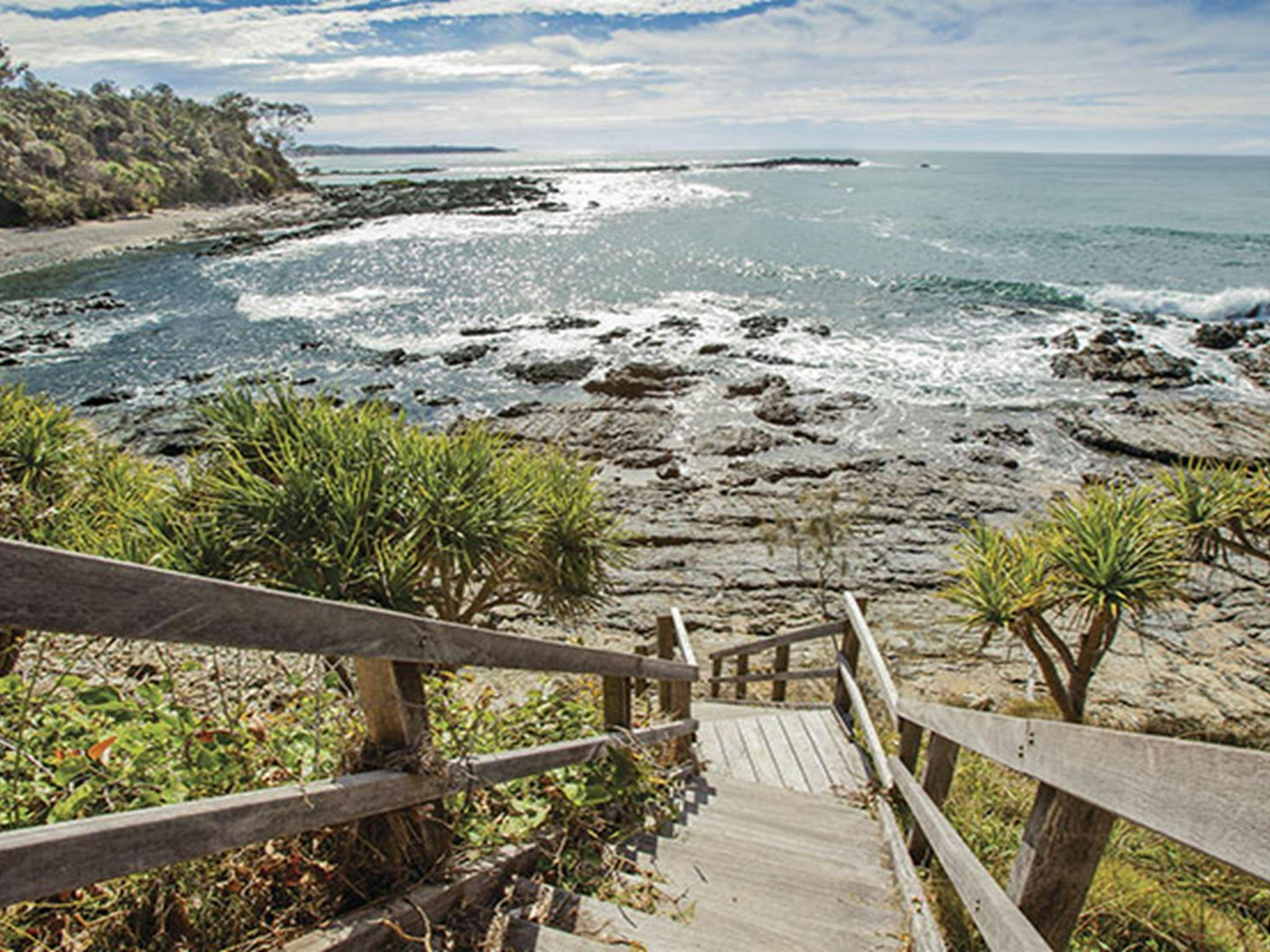 Yuraygir 국립공원의 Boorkoom 캠핑장 근처 Wilsons Headland로 가는 계단. 사진: Robert