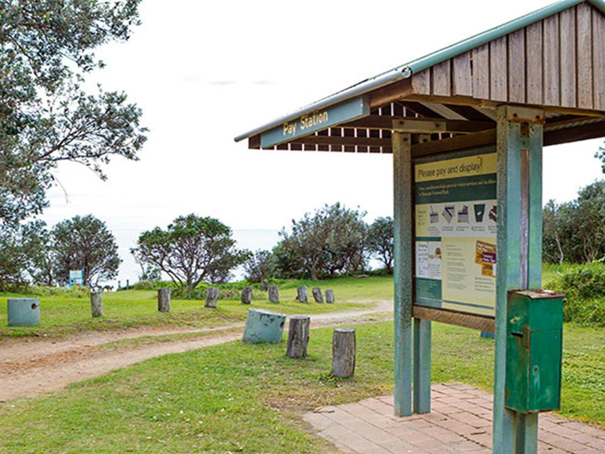 Yuraygir 국립공원의 Boorkoom 캠핑장 요금소. 사진: Robert Cleary/DPIE