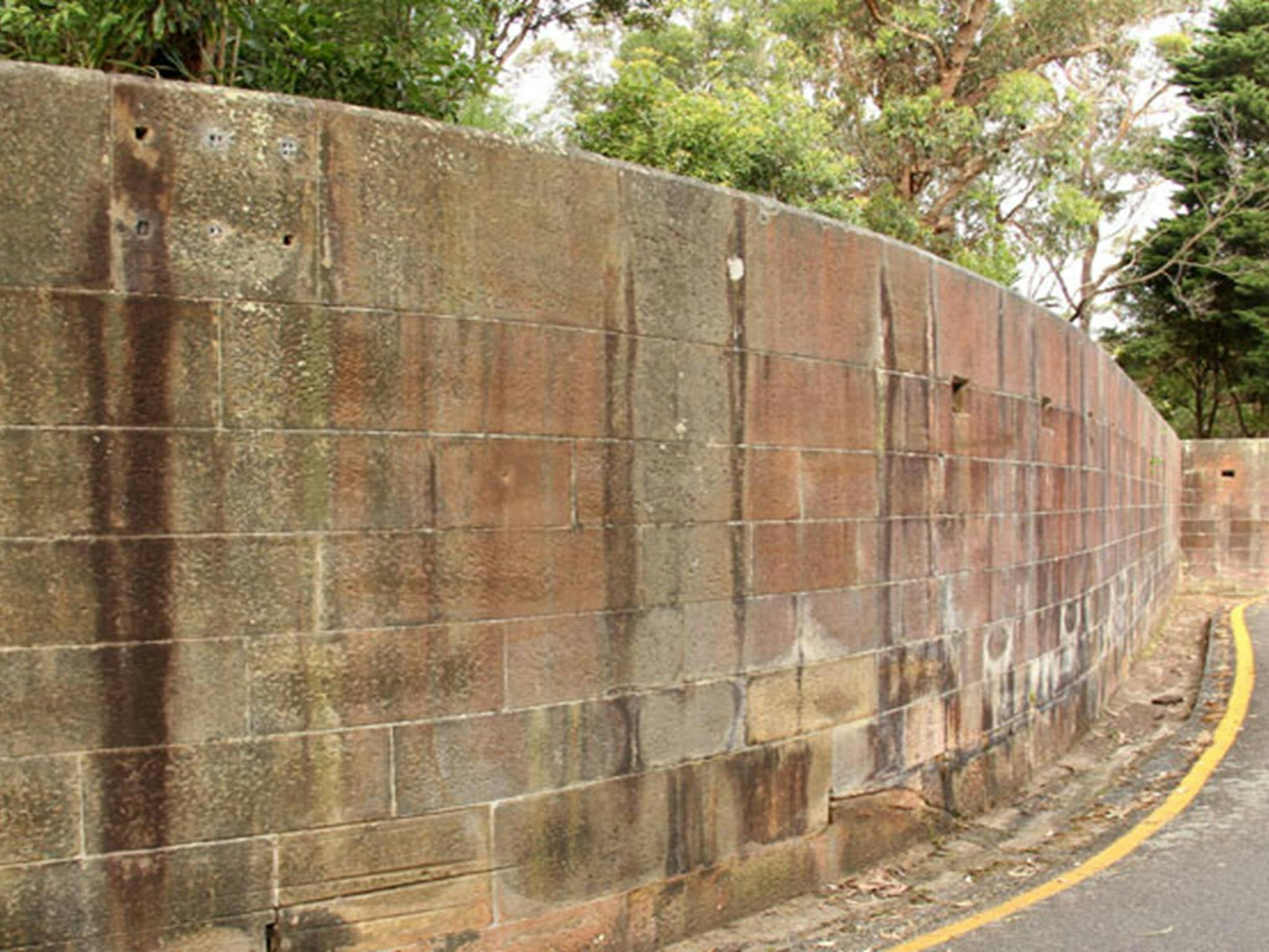 Militärische Relikte in Bradleys Head, Sydney Harbour National Park. Foto: John Yurasek © OEH