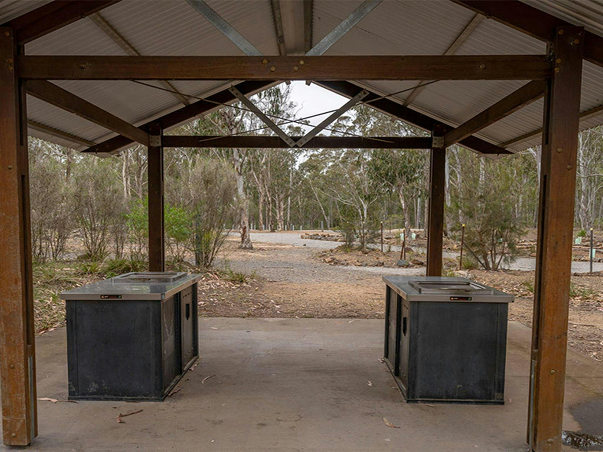 Bungonia 캠핑장 대피소 아래의 바베큐 시설. 사진: John Spencer/DCCEEW &copy;