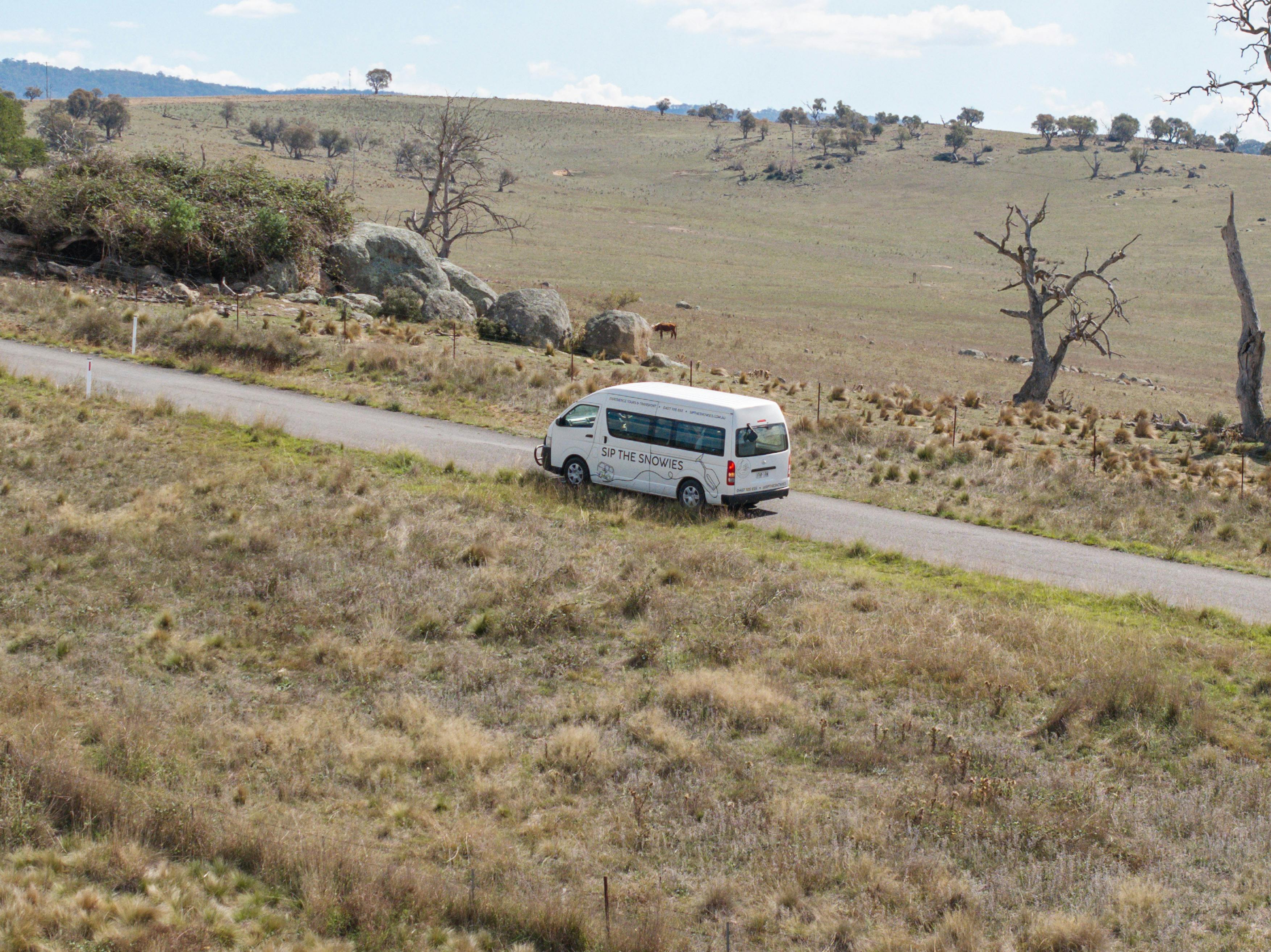 ダルゲティの田舎道を走る「シップ・ザ・スノーウィーズ」ツアーバス