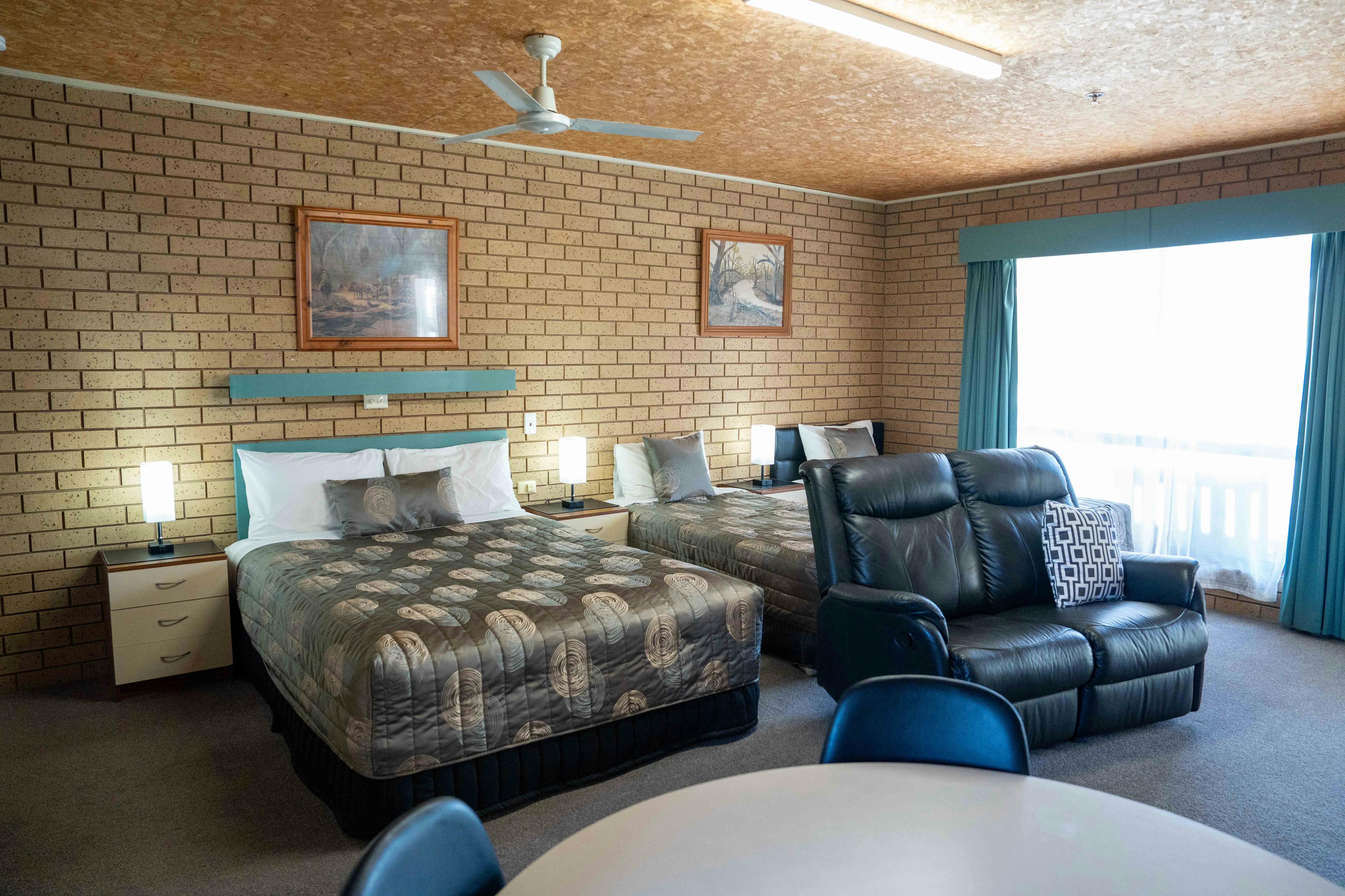 Queen-Zimmer-Layout mit Queensize-Bett und 2 Einzelbetten