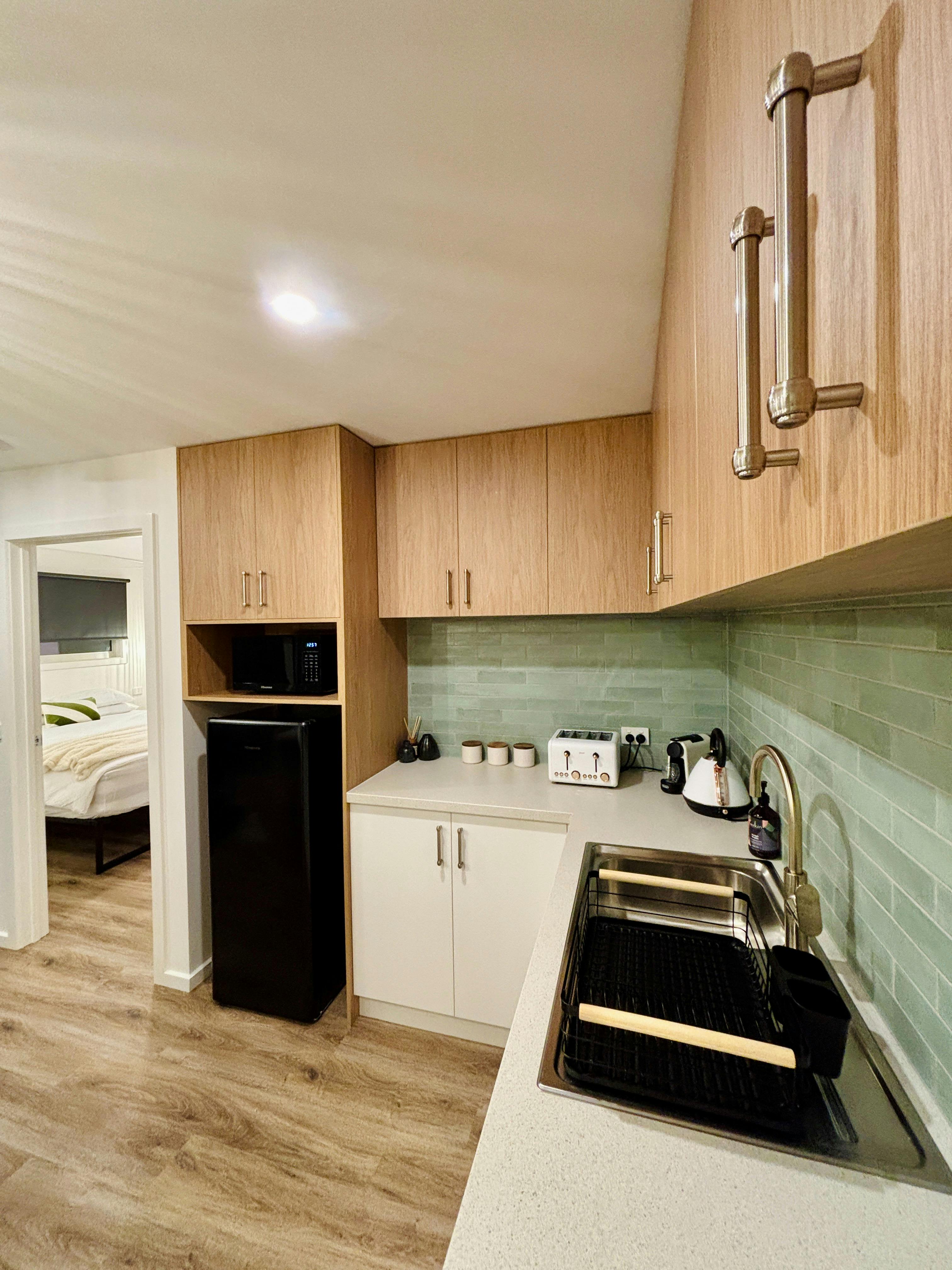Clean, modern appliances incl an air fryer.