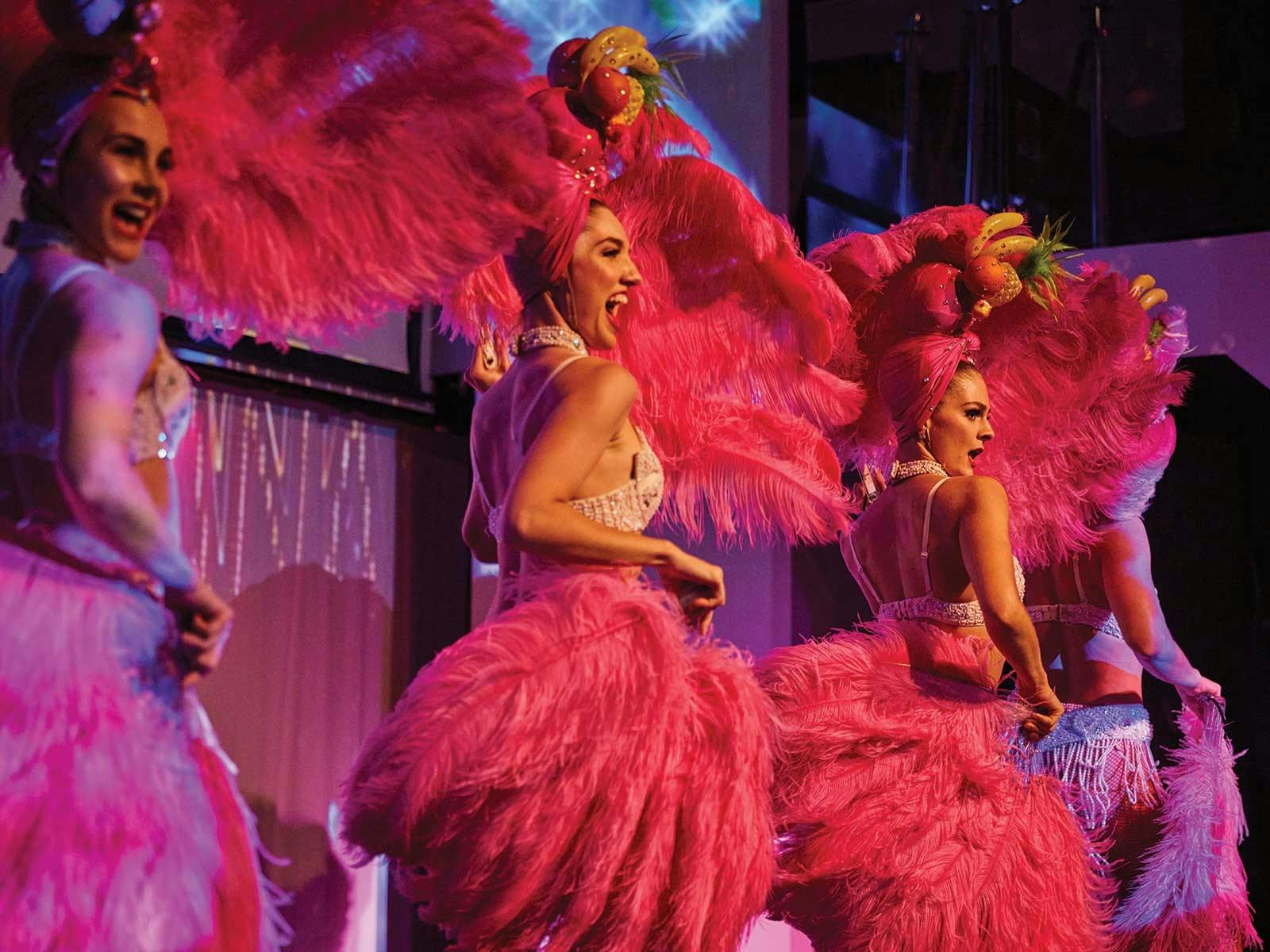 在 Showboat 晚餐遊輪上的歌舞表演中，才華橫溢的歌舞表演者在舞台上表演