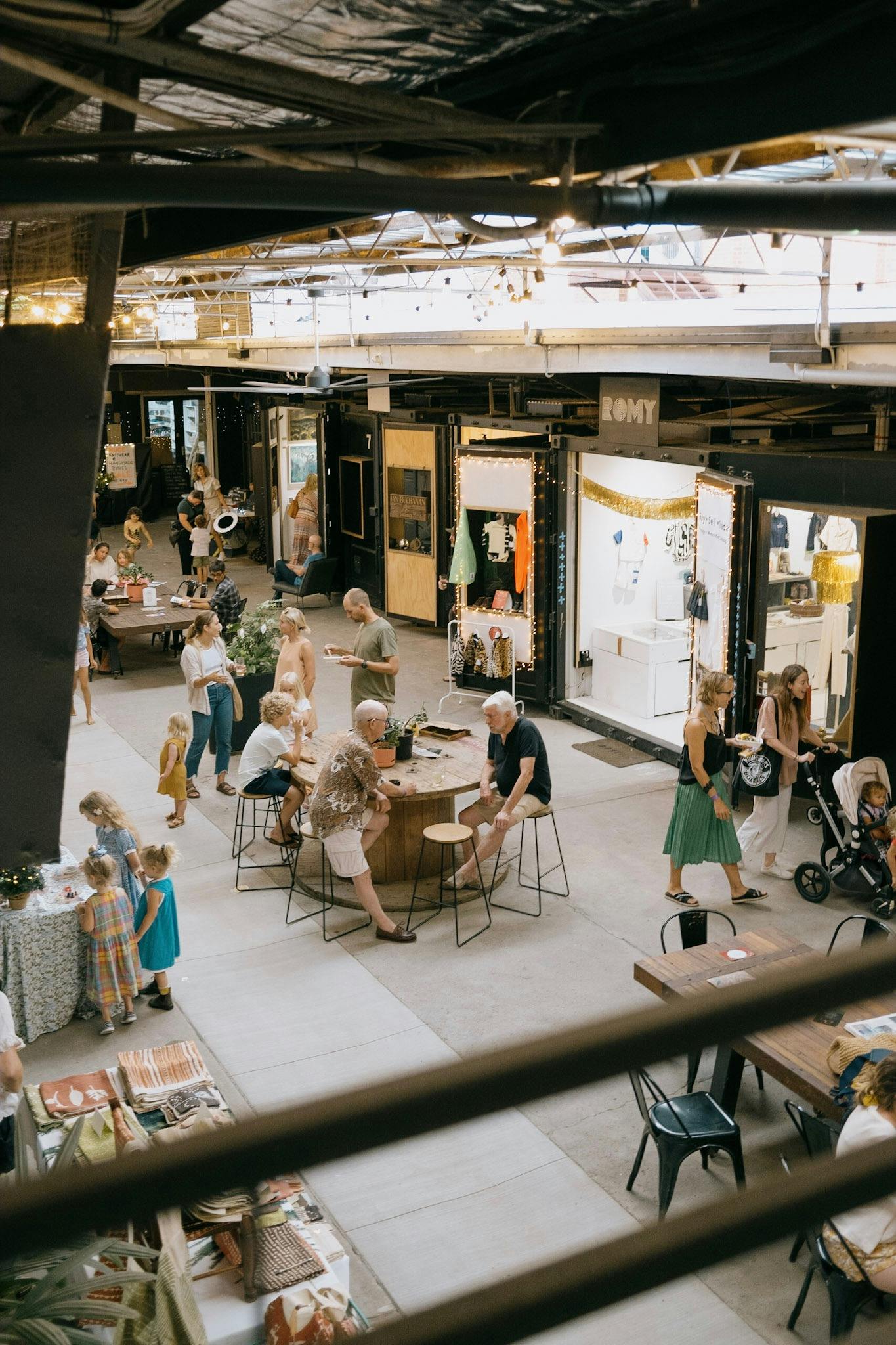 훌륭한 음식과 음료를 위해 한자리에 모인 예술가와 예술 애호가