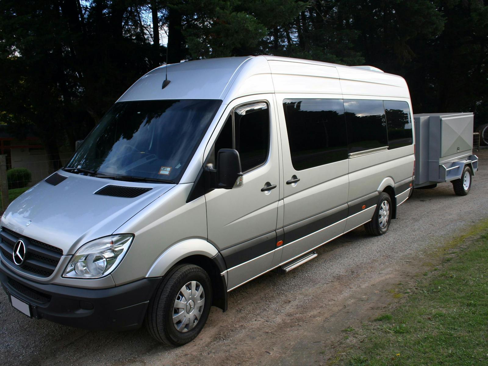 Kleinbus mit 16 Sitzplätzen und Anhänger