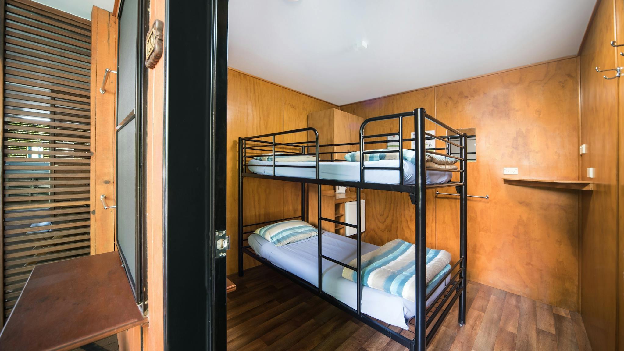 Magnums Accommodation twin room with shared bathroom - overview Magnums Accommodation twin room with shared bathroom - overview