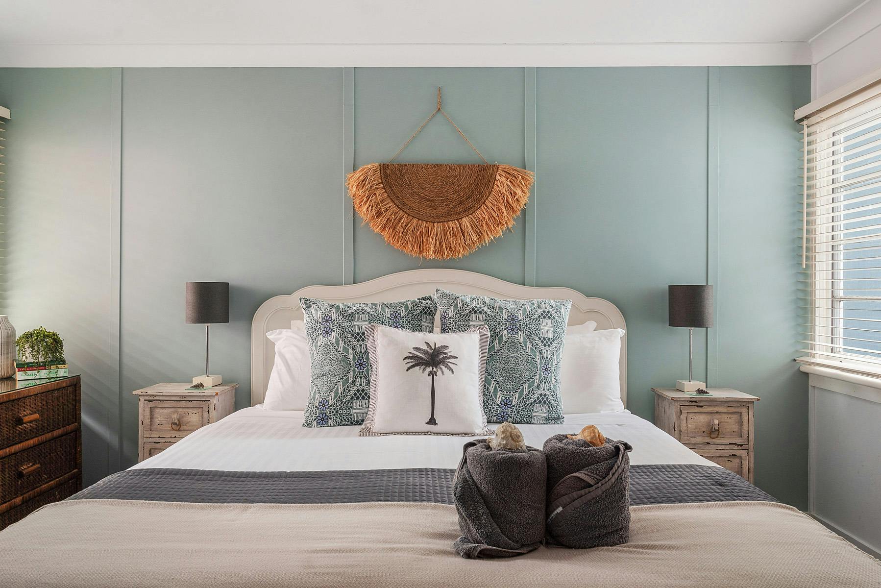 King bedroom with cross ventilation