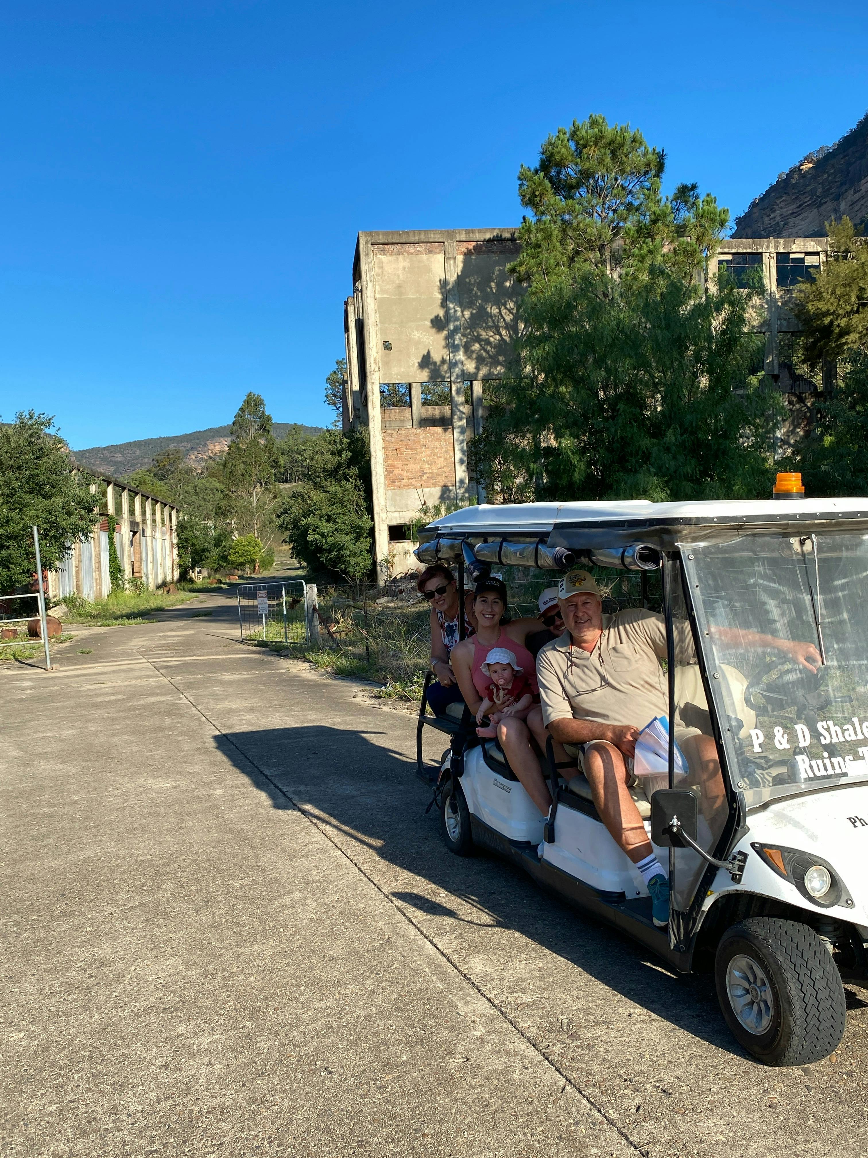 格伦戴维斯页岩厂遗址礼宾服务 6 号运输车，用于移动游览，后方为页岩厂遗址