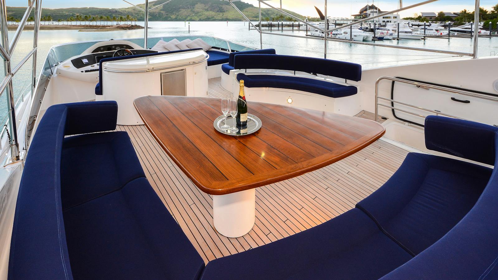 Alani - flybridge saloon