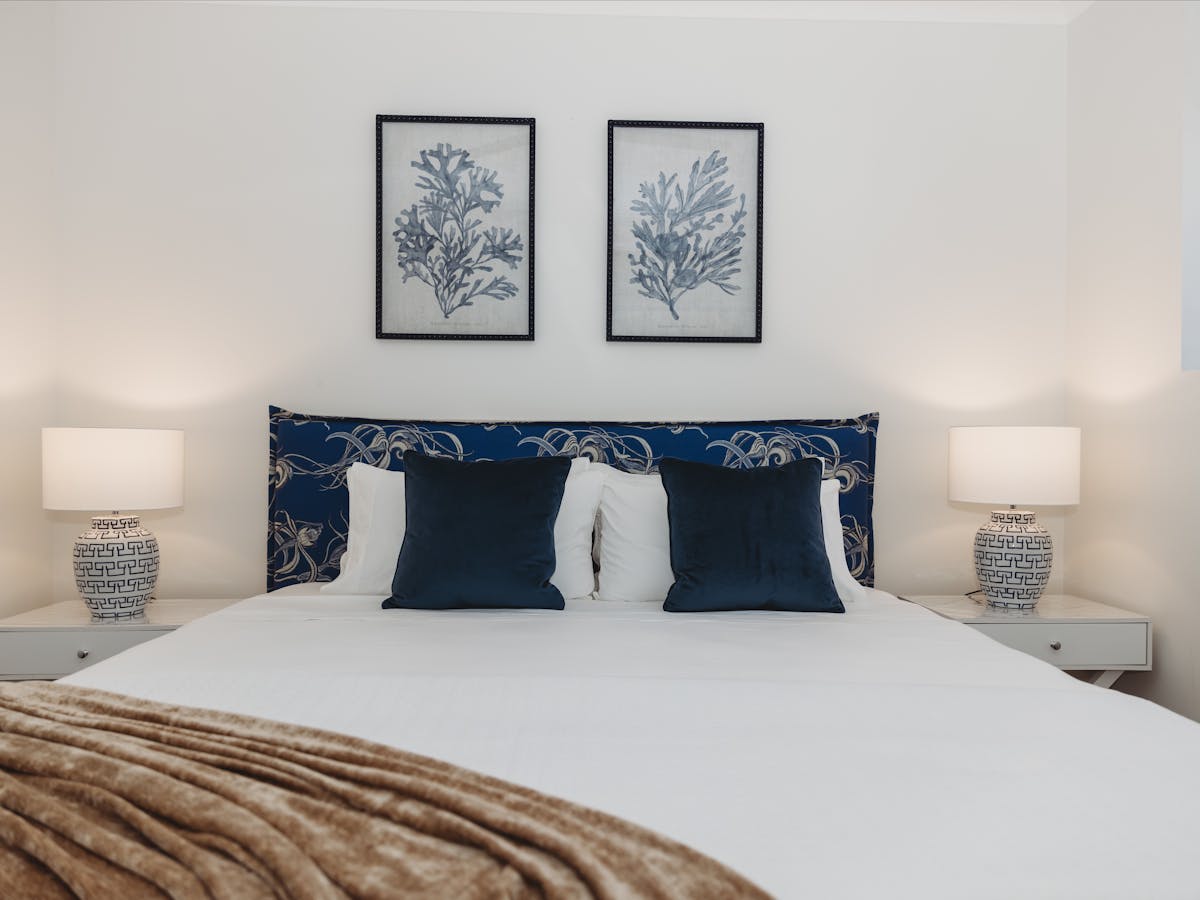alt text=queen bedroom