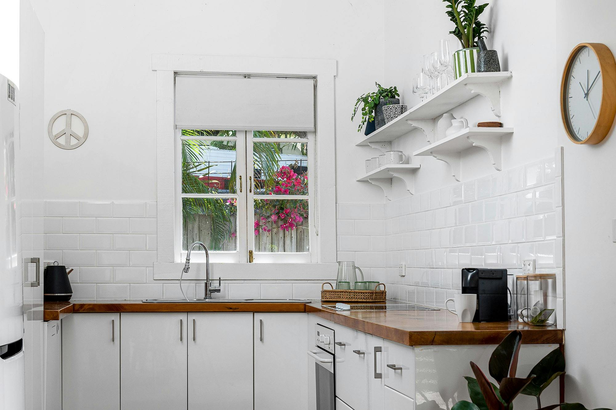 San Juan Surfers Cottage - Byron Bay - Kitchen