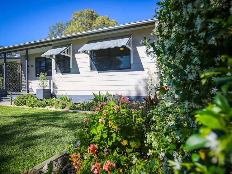 Dell-Lee Cottage exterior