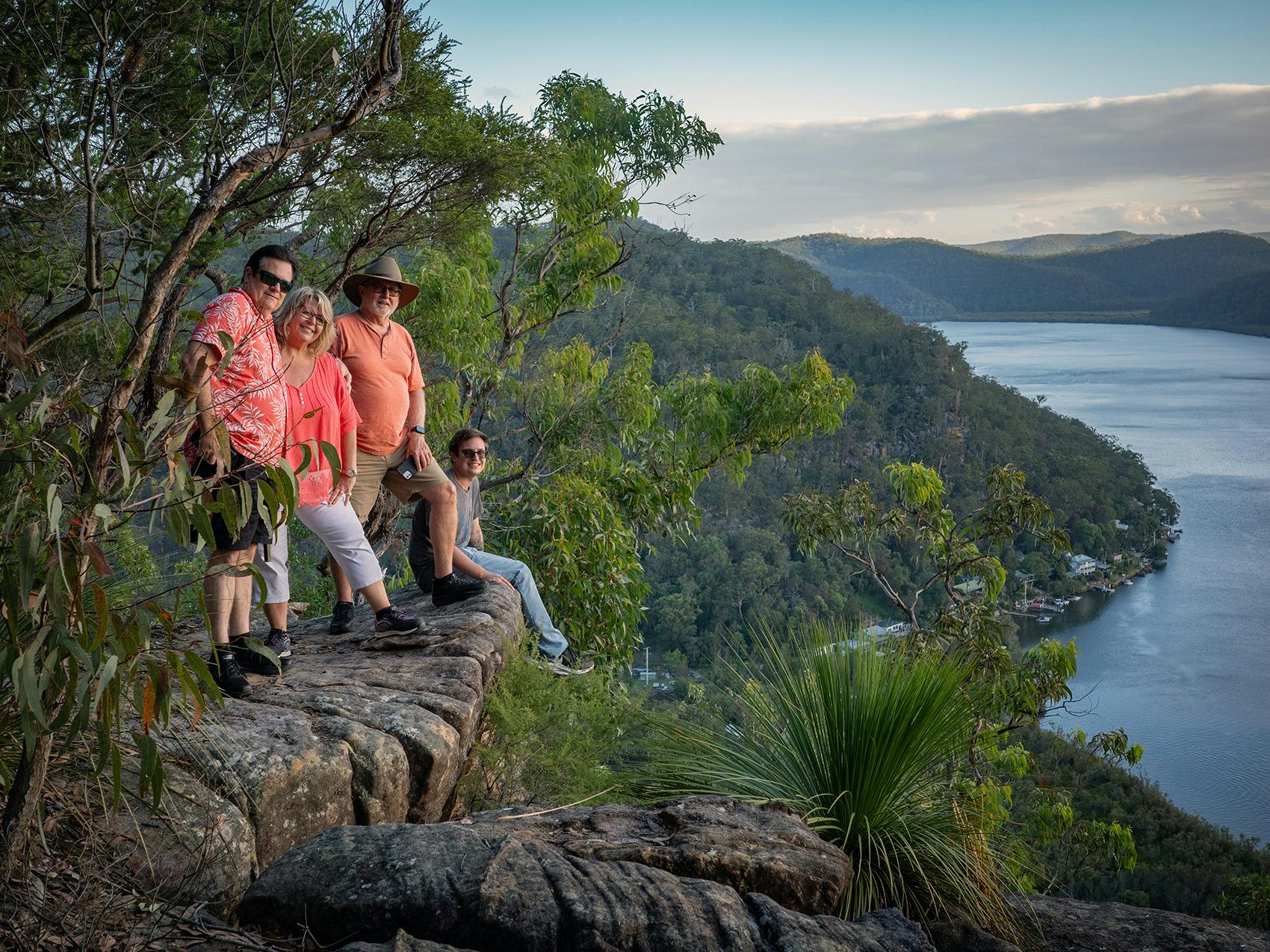 계곡을 내려다보는 사람들의 그룹