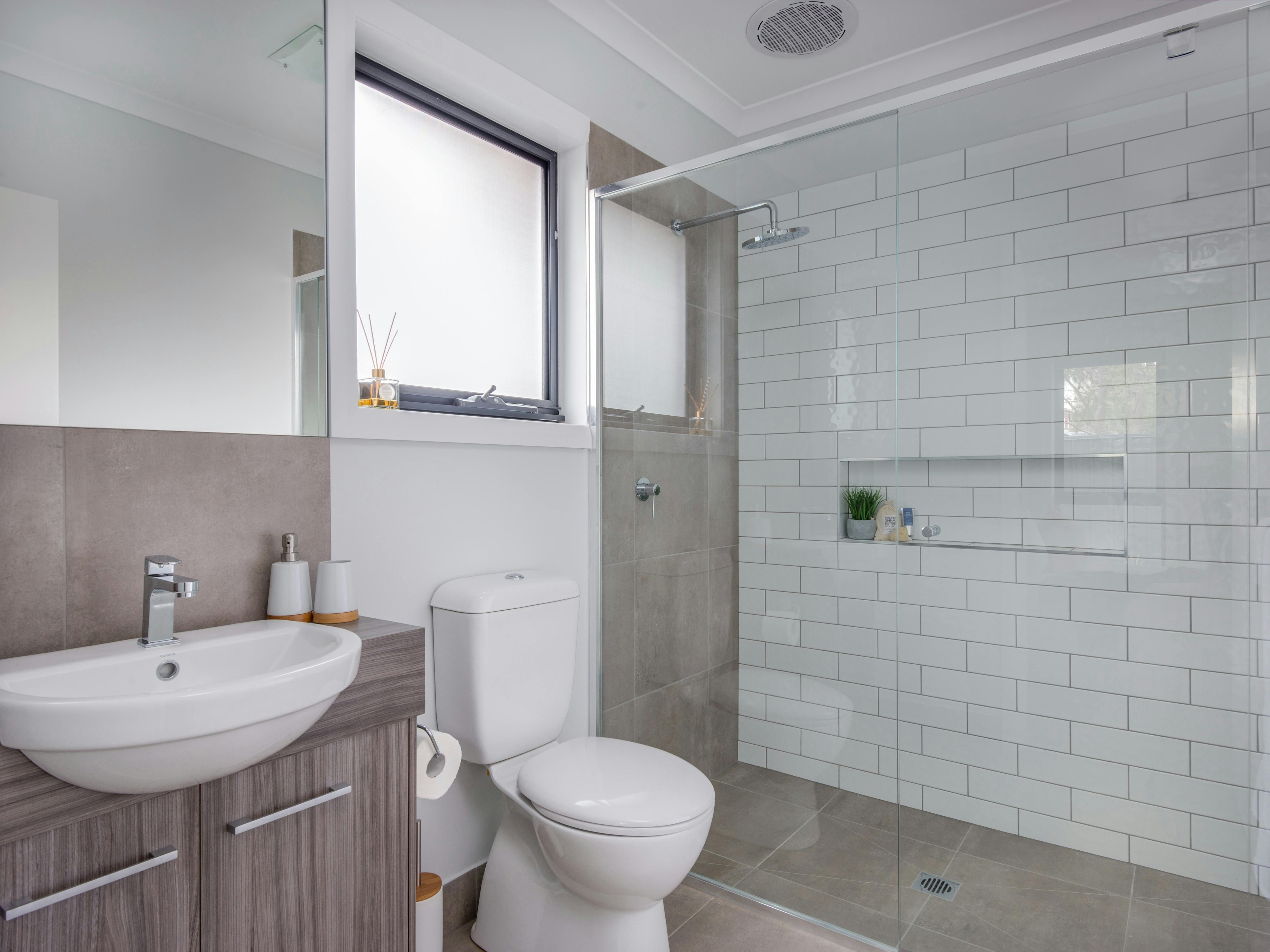 picture of toilet, shower and vanity