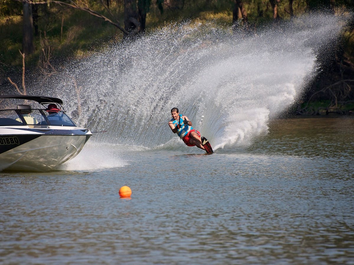 Skiing on the Dawson River, Moura