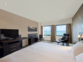 King Executive Guest Room with Harbour Views and Lounge Access