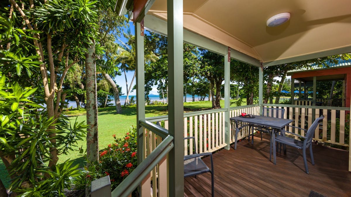 Wake up at the beach -King Reef Resort