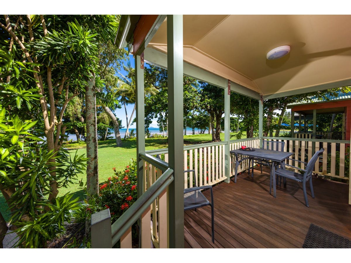Wake up at the beach -King Reef Resort